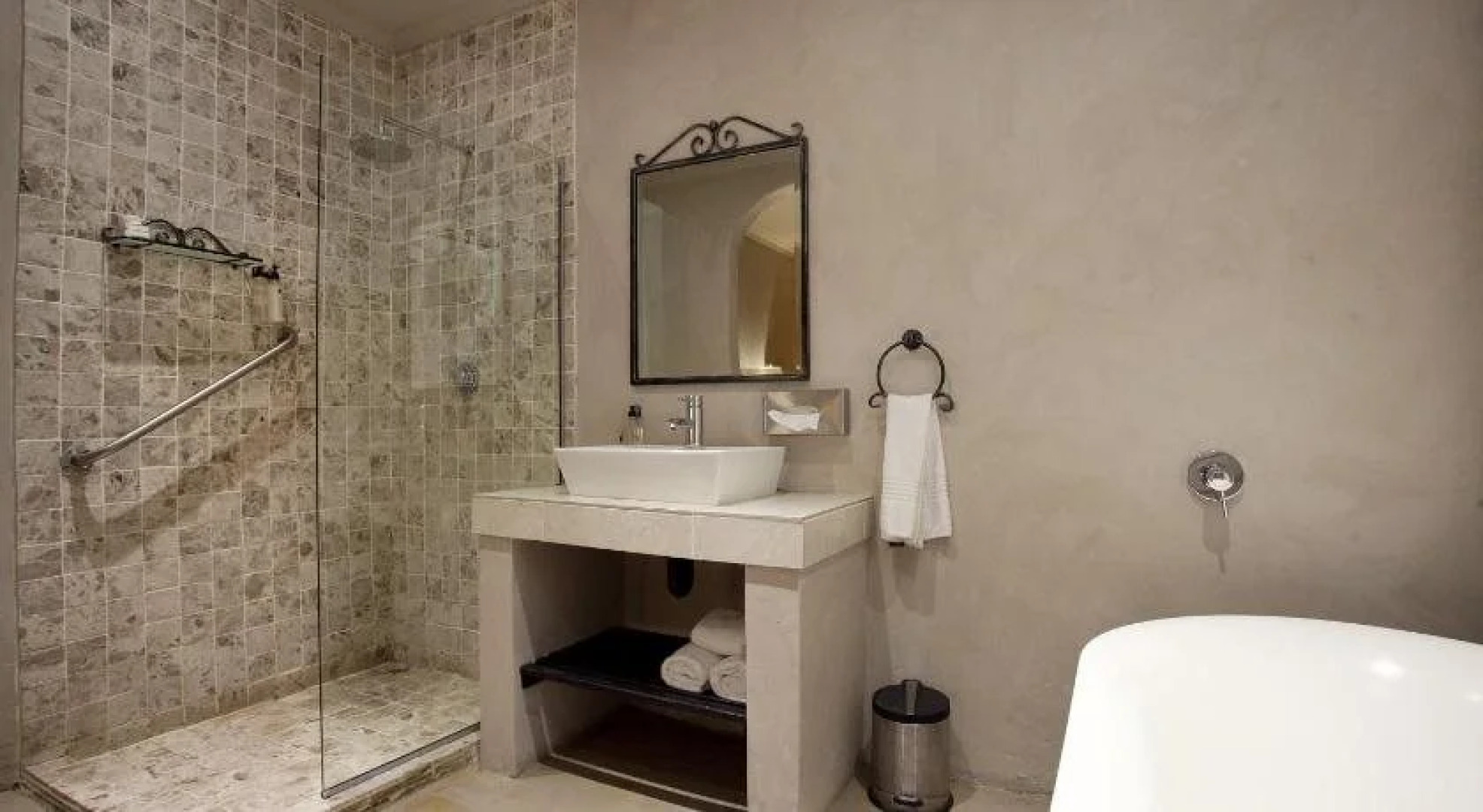 Jemimas Hospitality, Bunker on Bailie