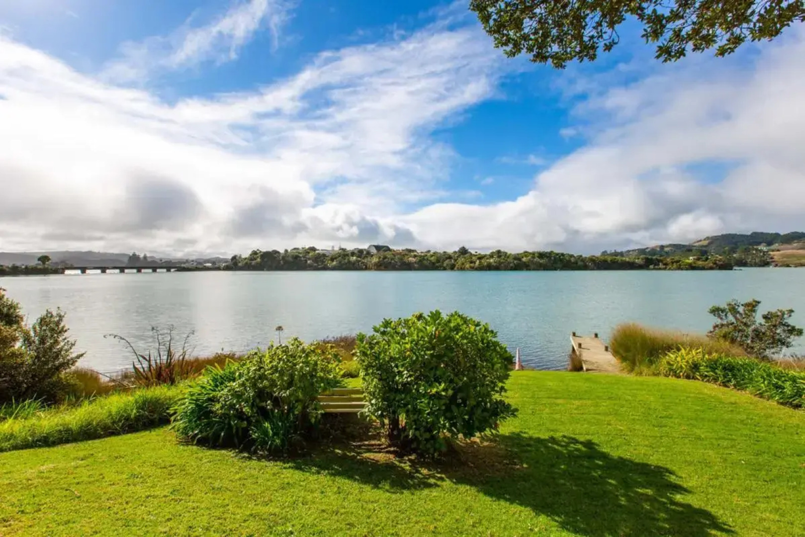 Waterfront Bach - Raglan Bach