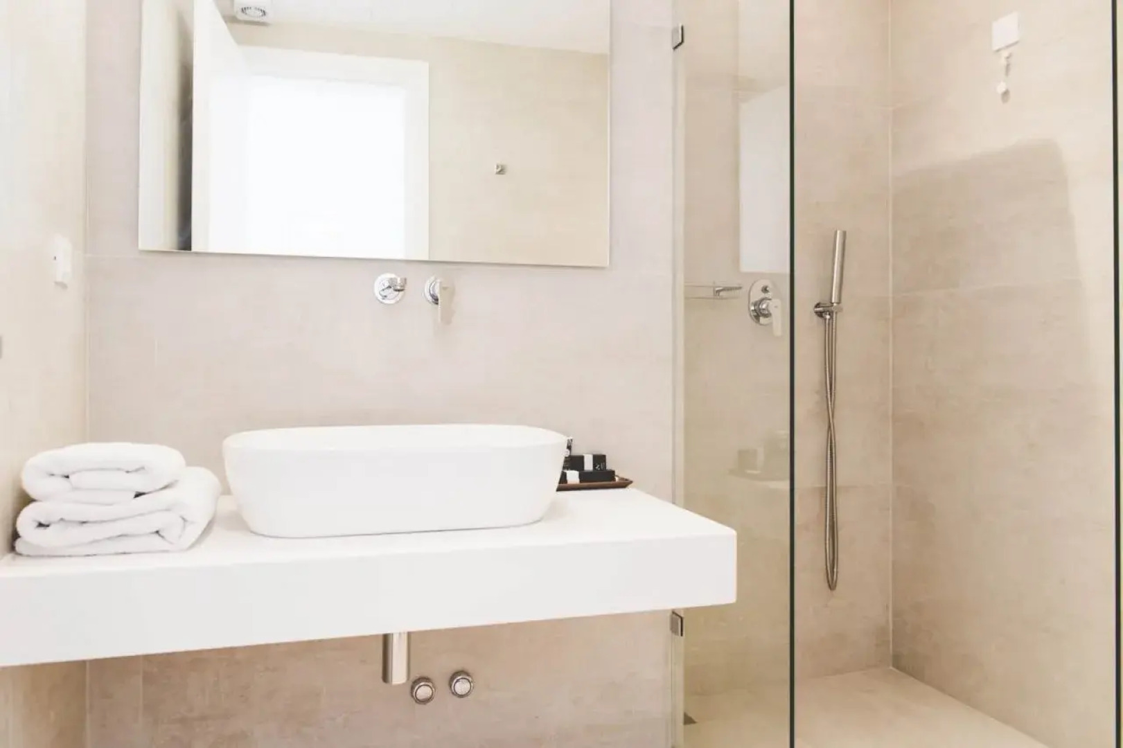 Super Paradise Hotel