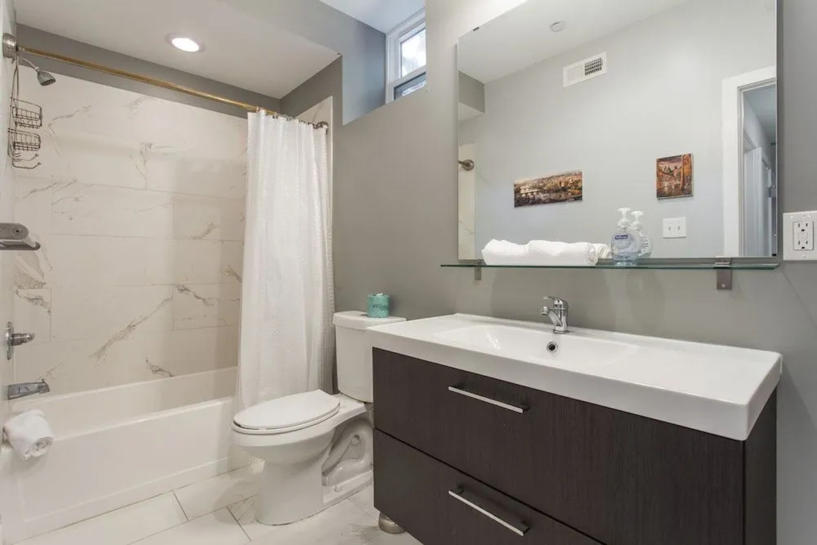 Philly's Finest - Roof Deck, Pool Table and More