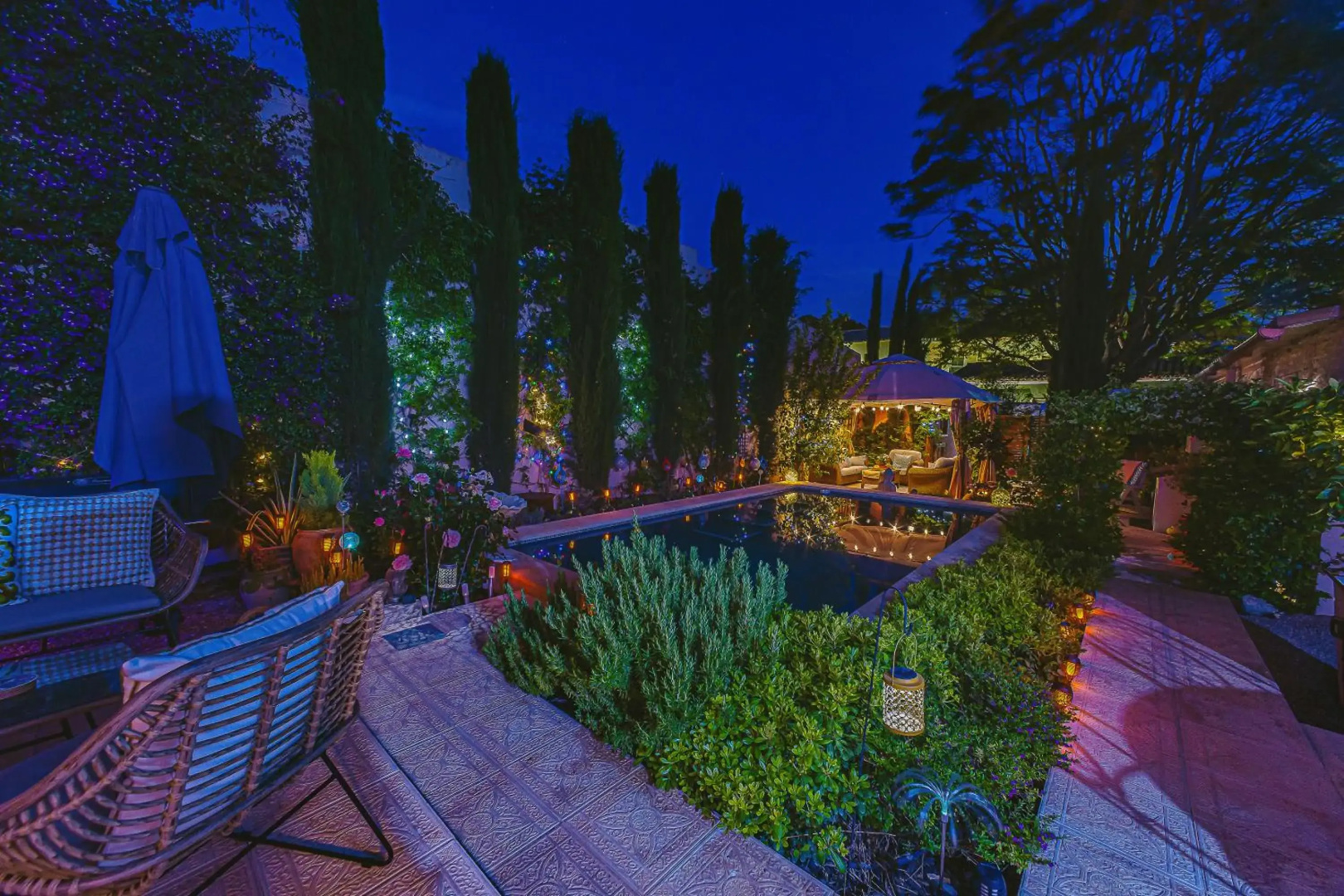 Self Catering Garden Apartment with a Private Garden and Shared Pool
