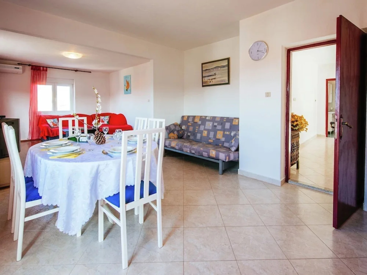 Spacious Apartment with Terrace in Banj