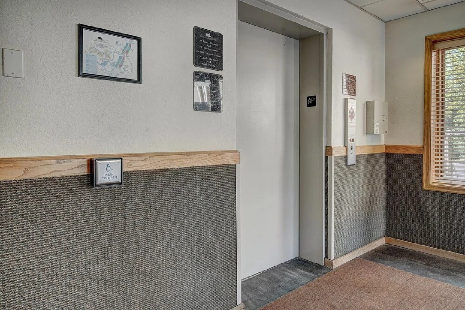 New Chic Ski-in Ski-out Condo Park