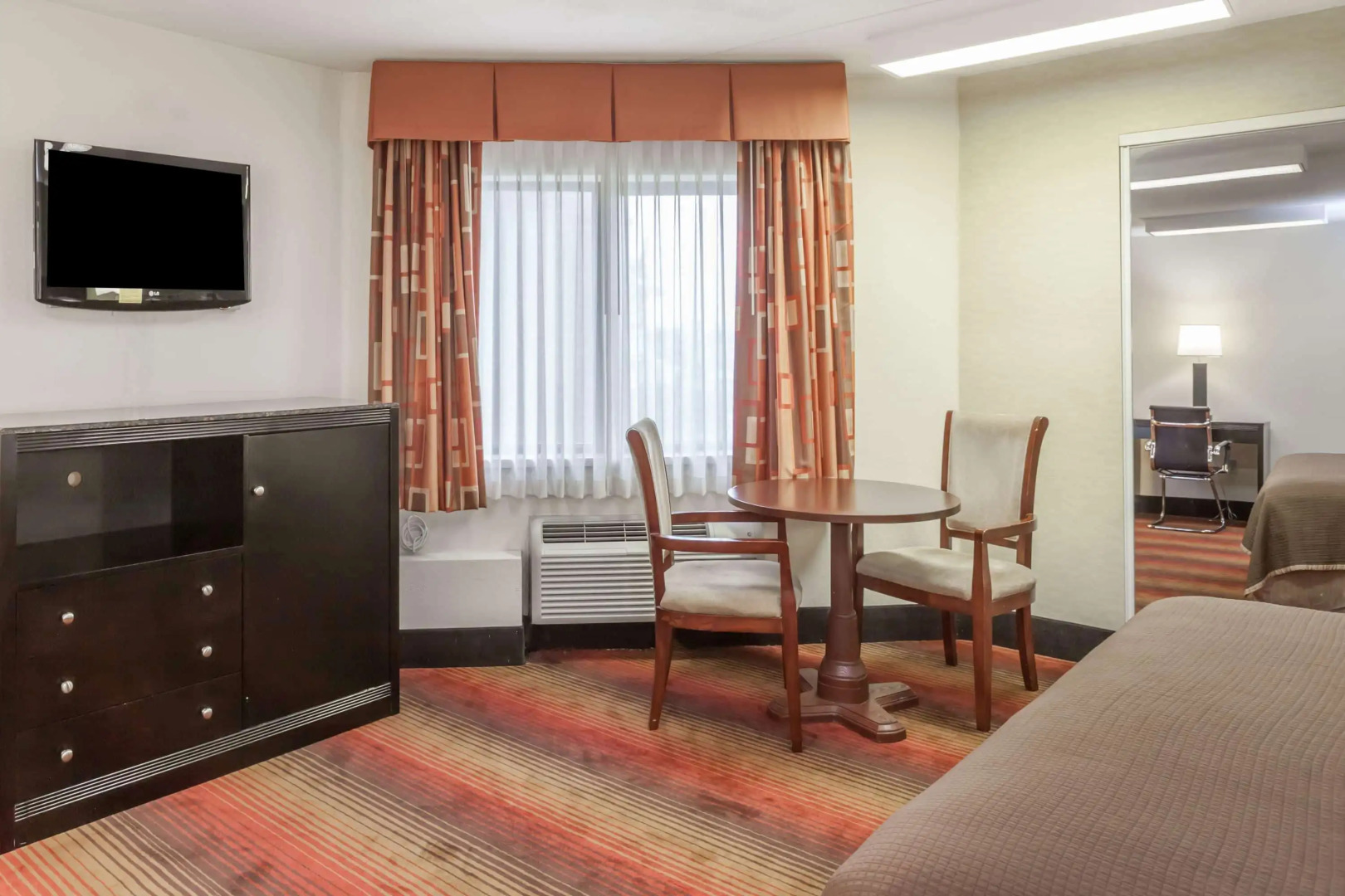 Howard Johnson Hotel by Wyndham Newark Airport