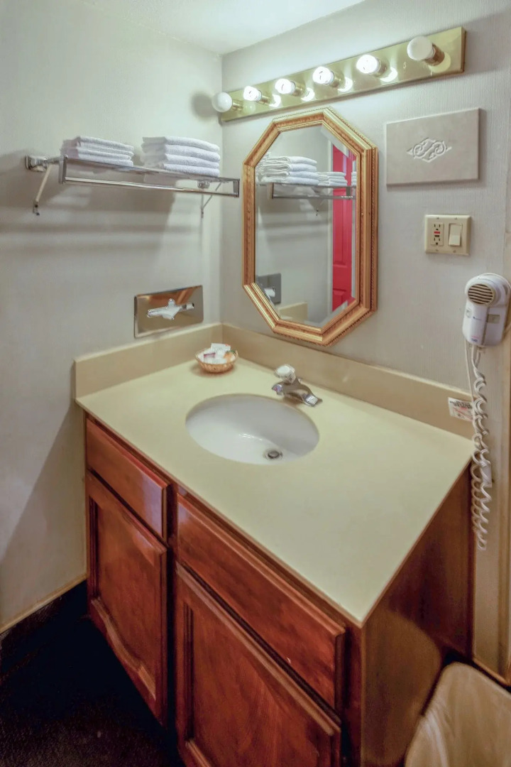 Royal Holiday Motel By Belvilla Gallup I-40