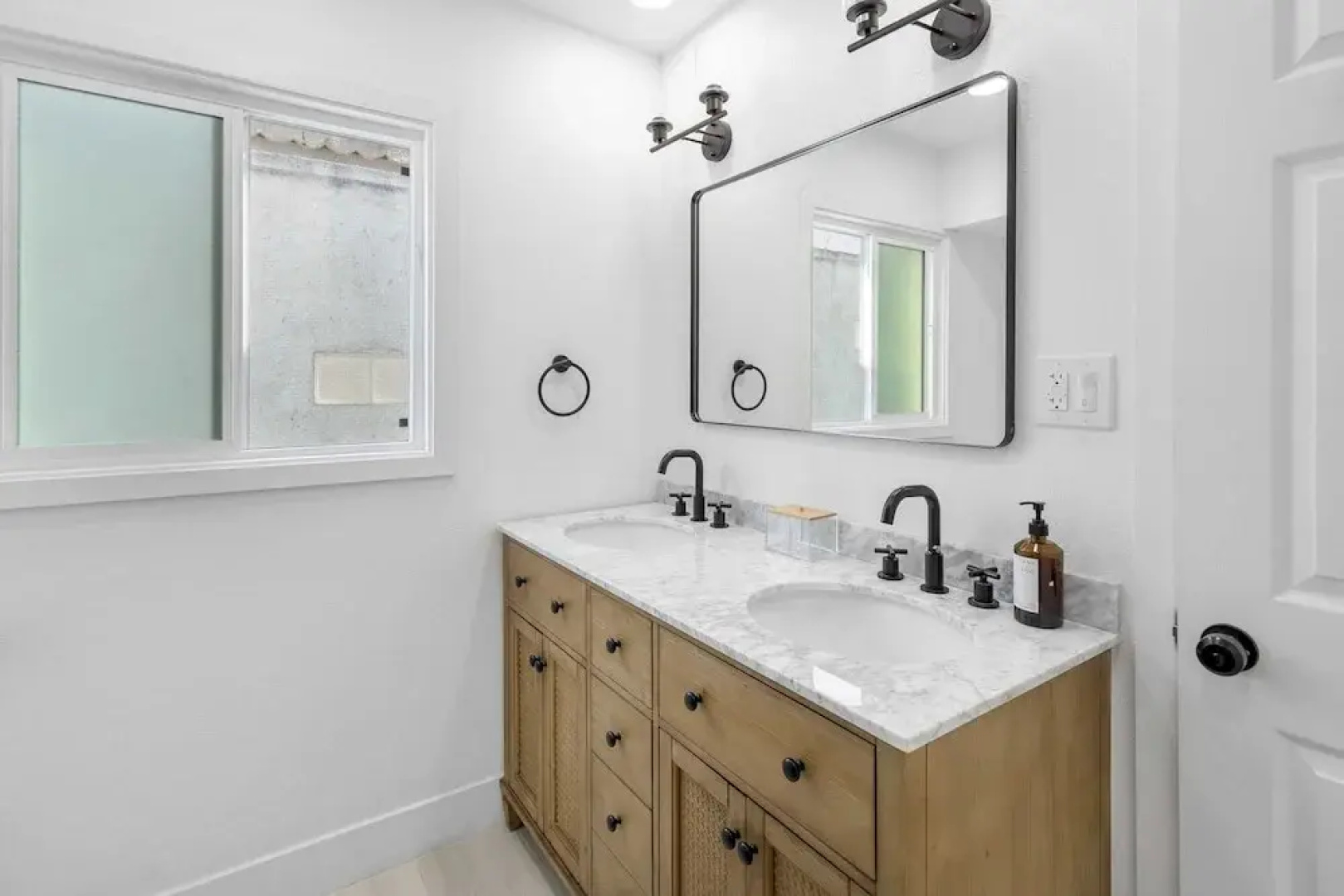 Steps to the Beach, Firepit & Patio Long-term Newport Beach Stay Coastal Cove
