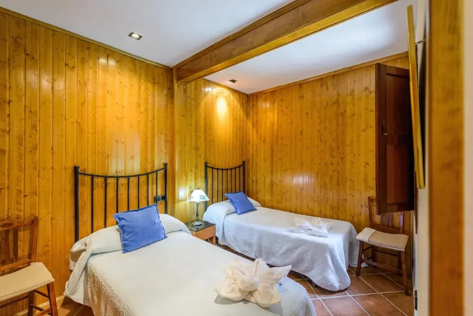 La Casita con jardín frente a la cascada