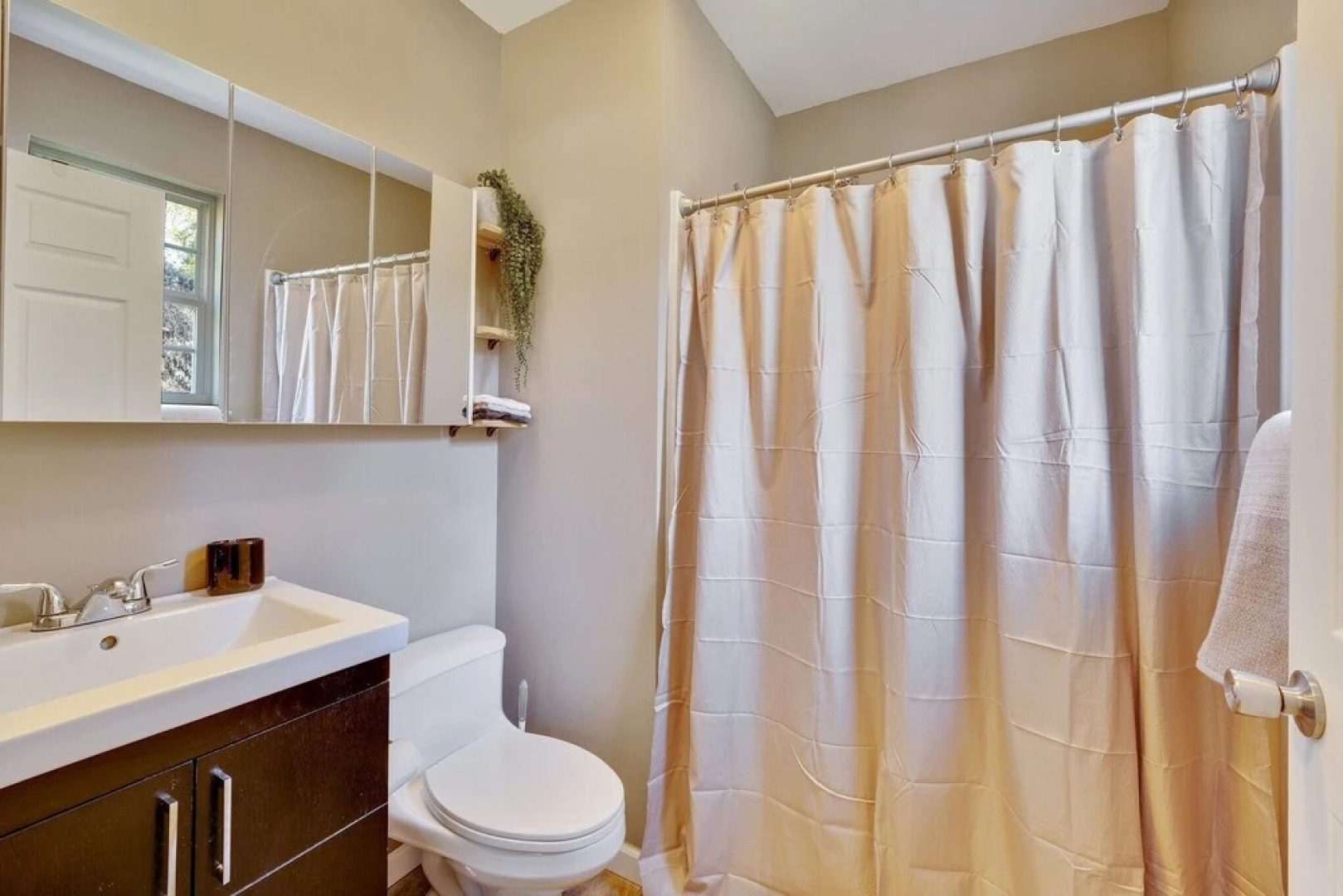 The Holly House In Downtown Demorest 2 Bedroom Home by Redawning