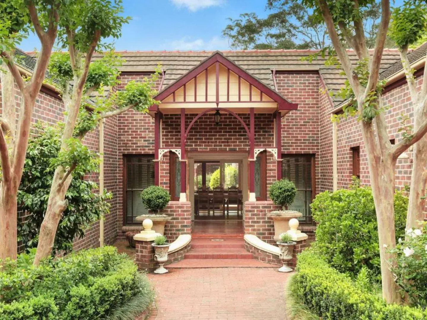 THE ELMS Berry Berry and Surrounds 4pm check out Sundays