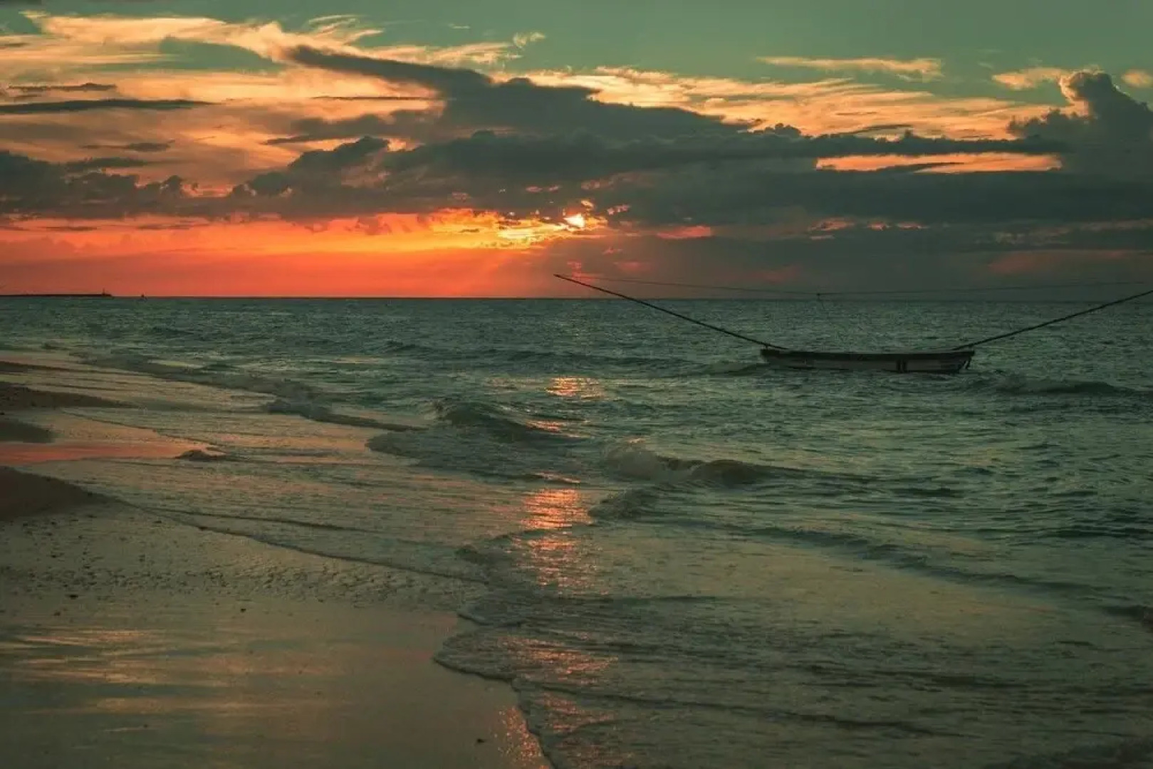 Brand NEW Condo for 6, 1 Block From the Beach, AC!