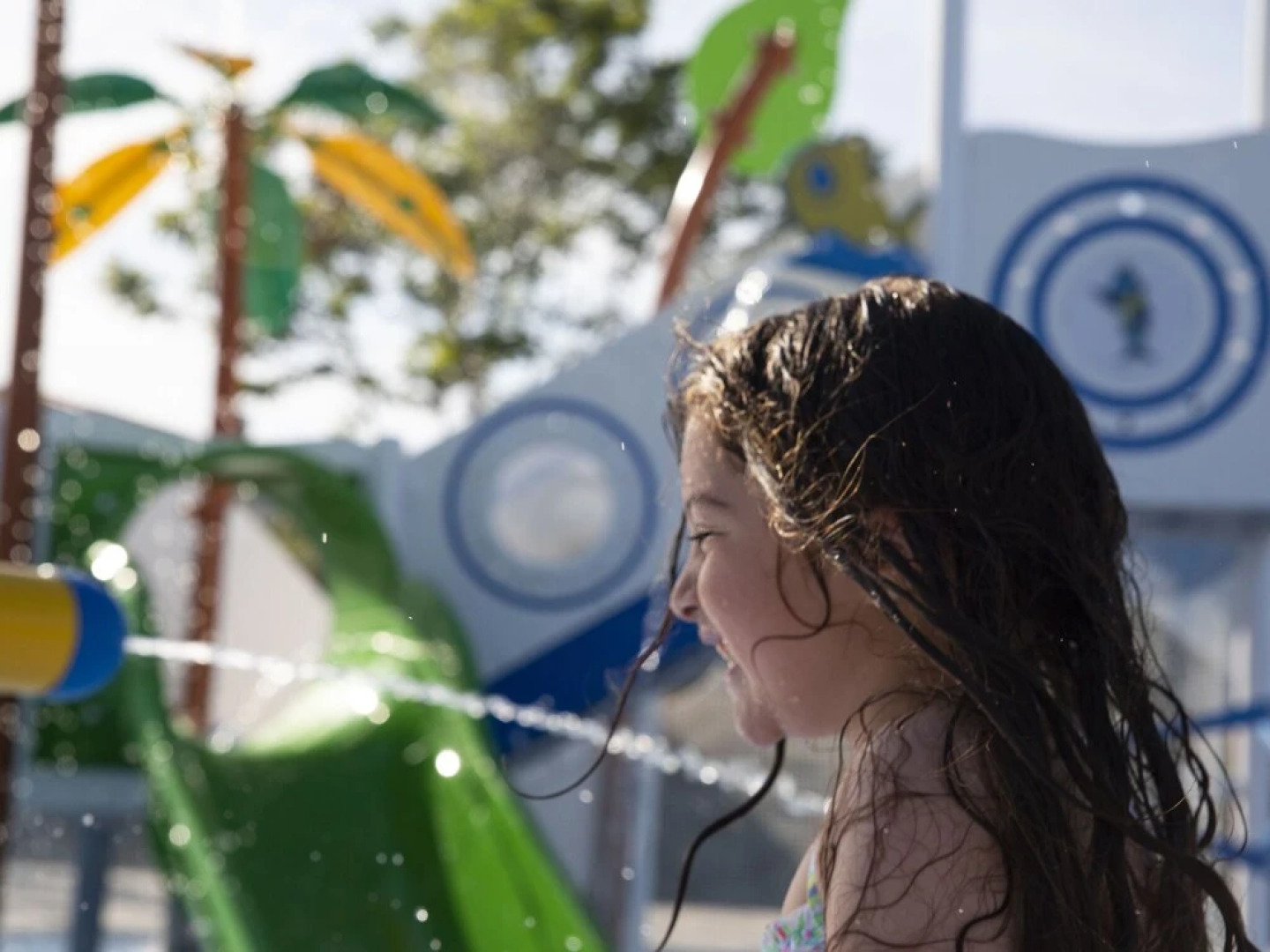 Attractive bungalow with a covered terrace, 1 km. from beach