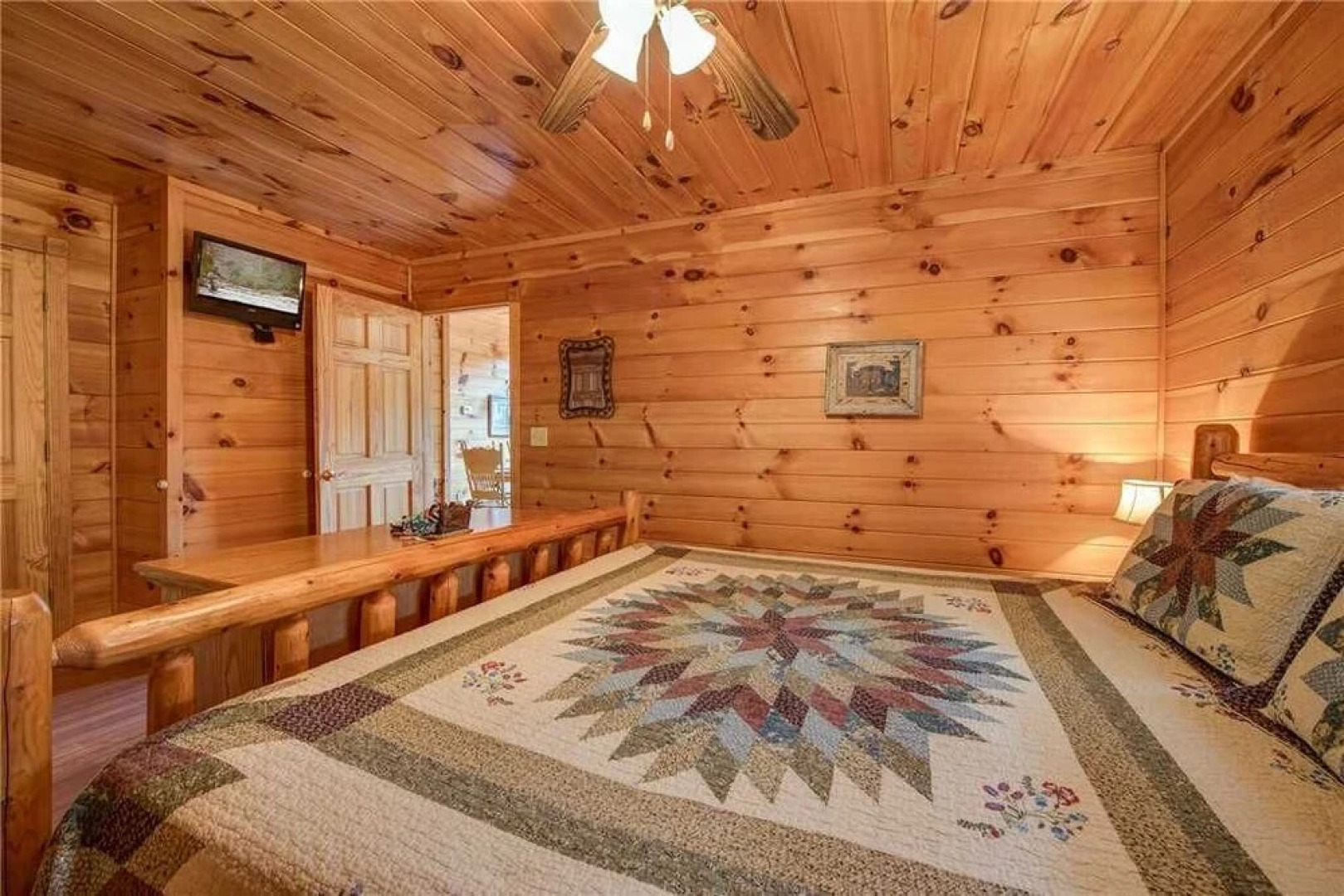 R Bearadise 2 Bedroom Home with Hot Tub