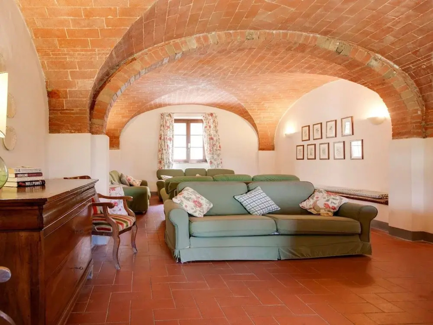 Belvilla by OYO Lavish Farmhouse With Fireplace