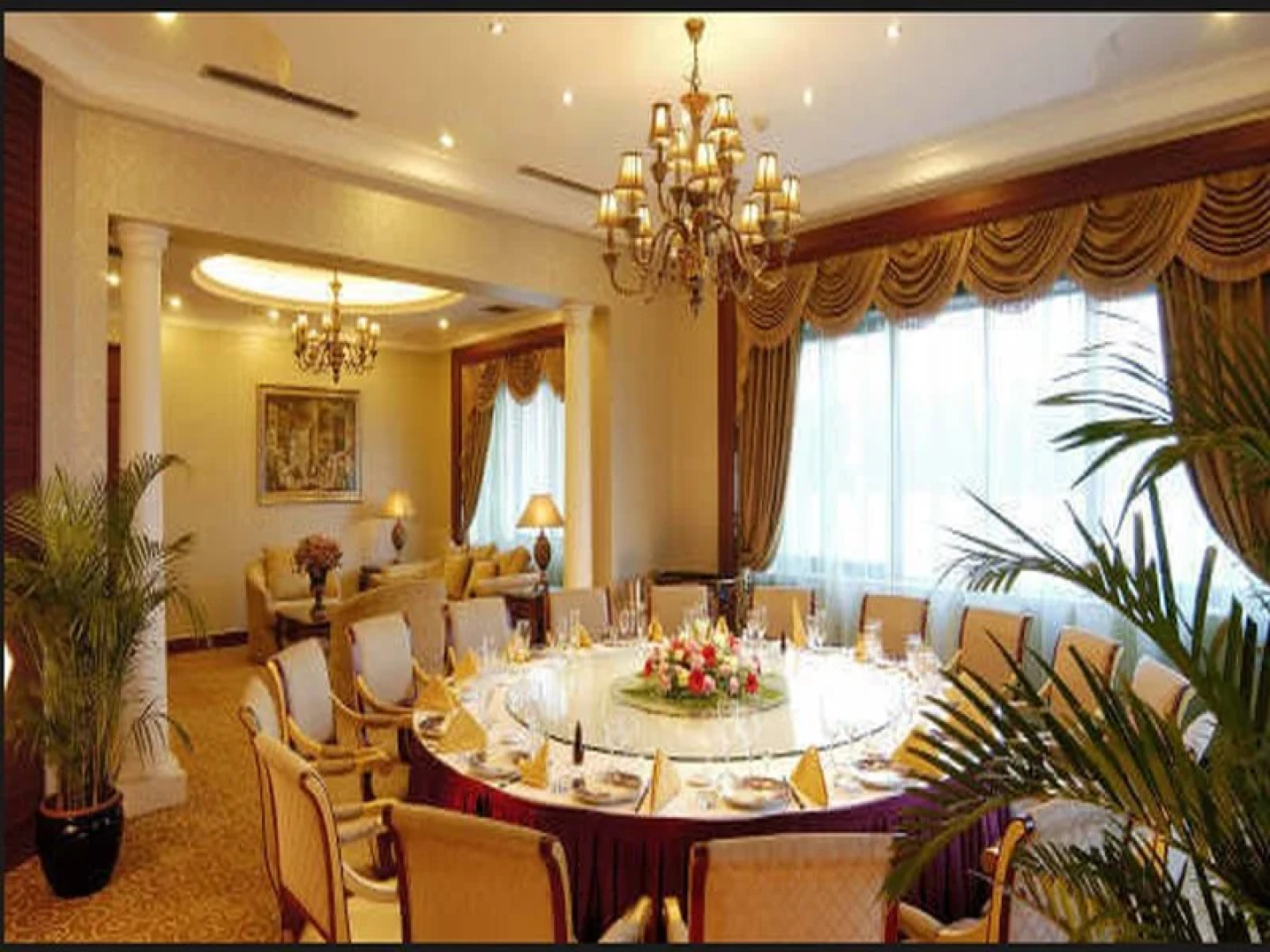 Yun-Ray Ambassador Hotel