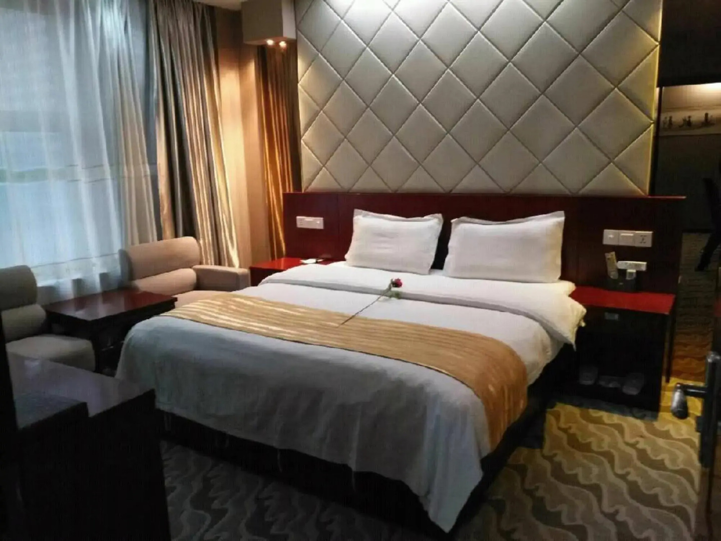 Qingyang Hongde Hotel (City People's Hospital Dongfang Lijingmao)