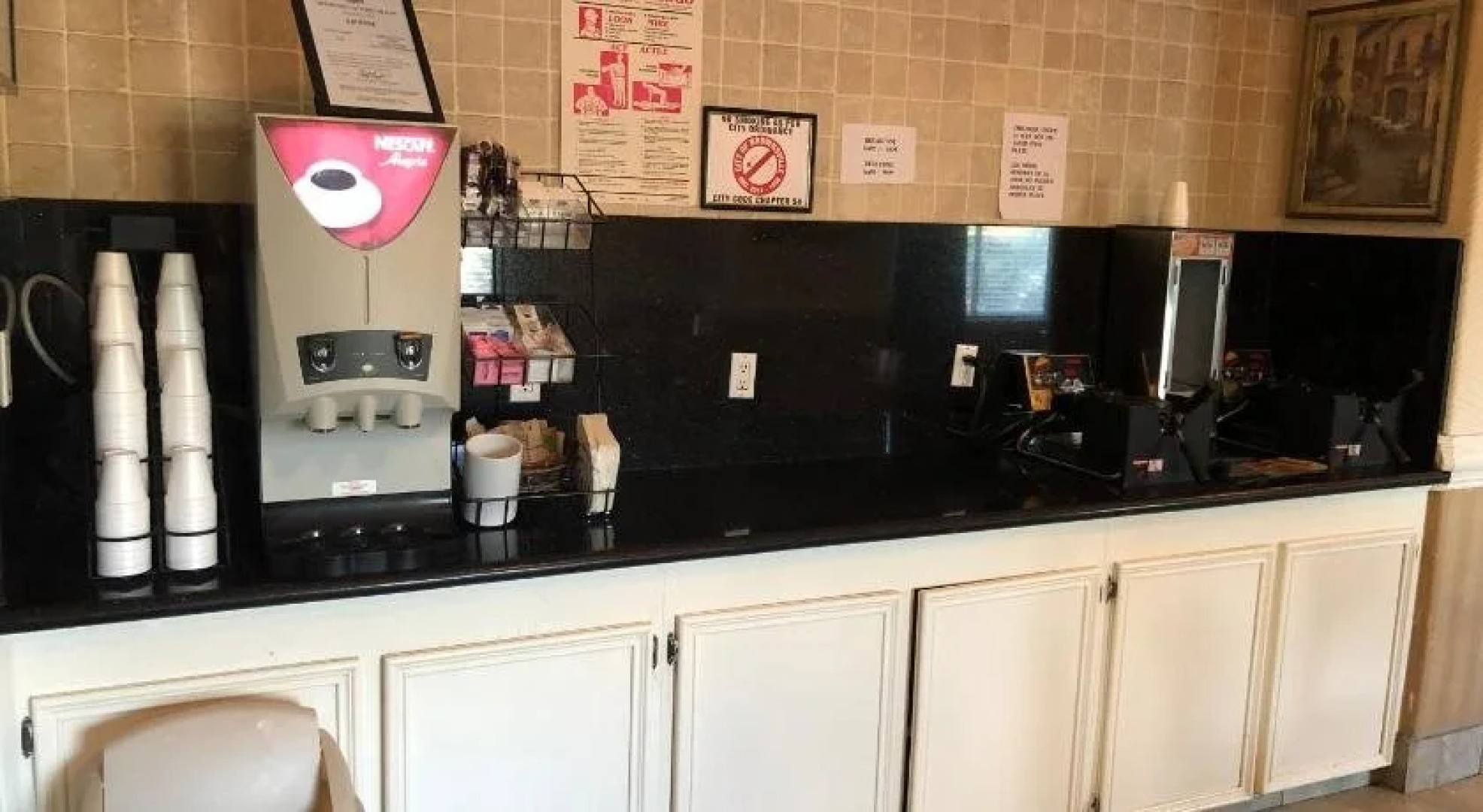 Deluxe 6 Inn & Suites