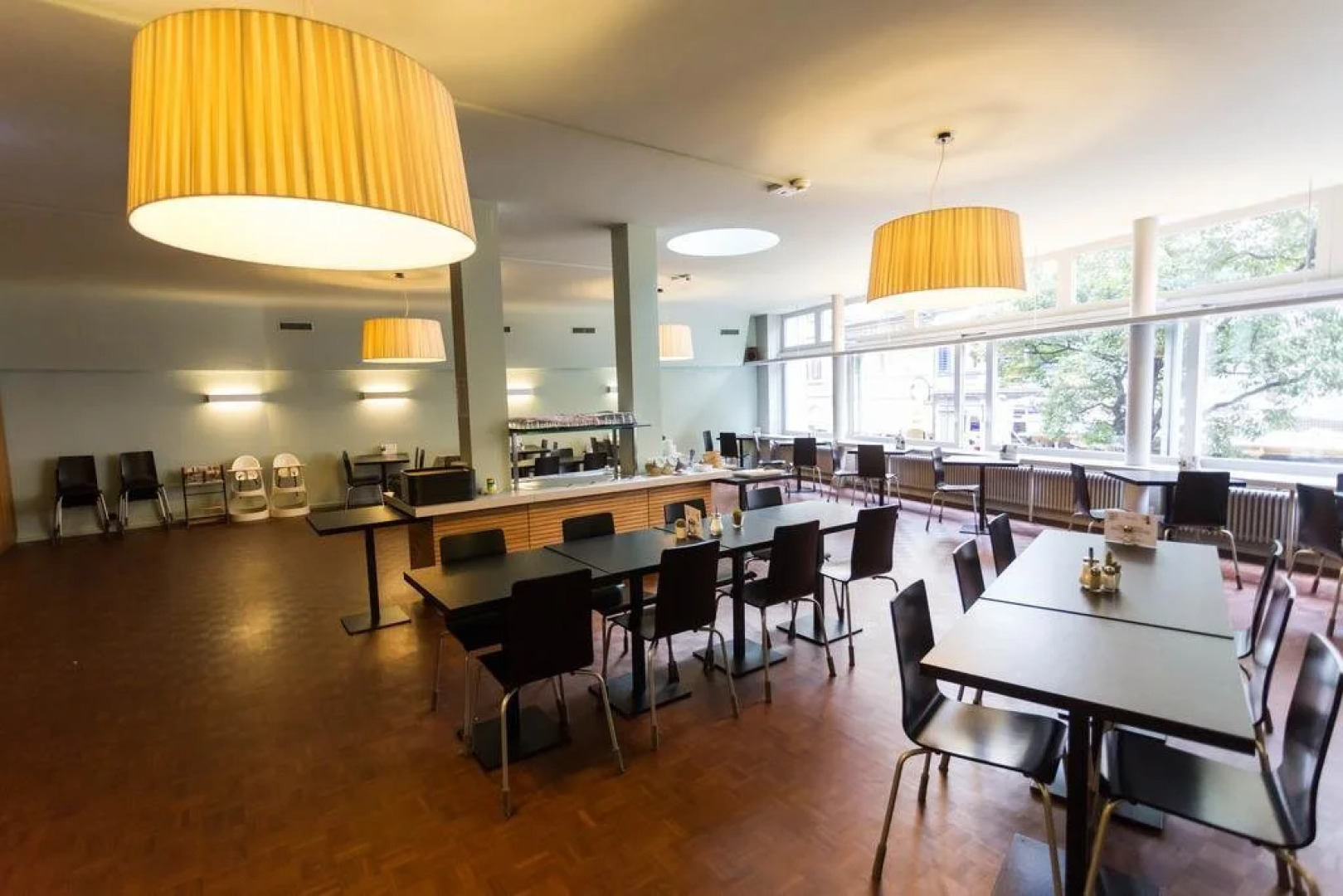 Hotel Marta - 1950’s architecture in Zurich’s vibrant old town, near main station