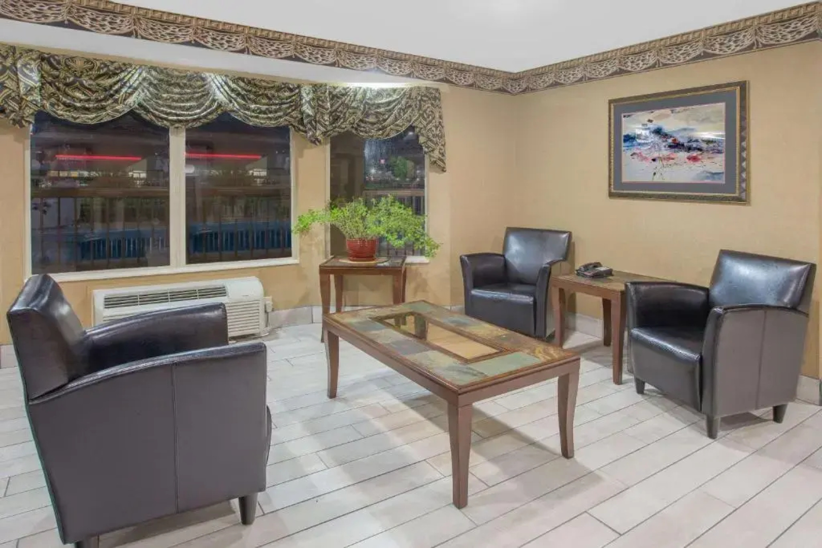 Days Inn & Suites Pine Bluff