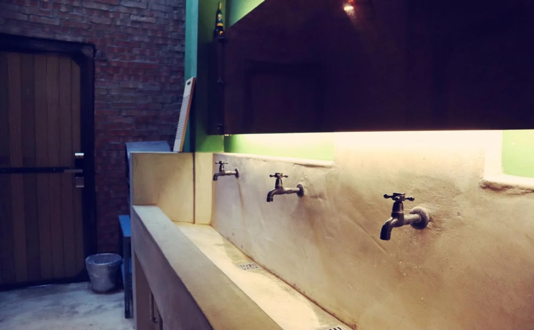 Travel Charger Hostel