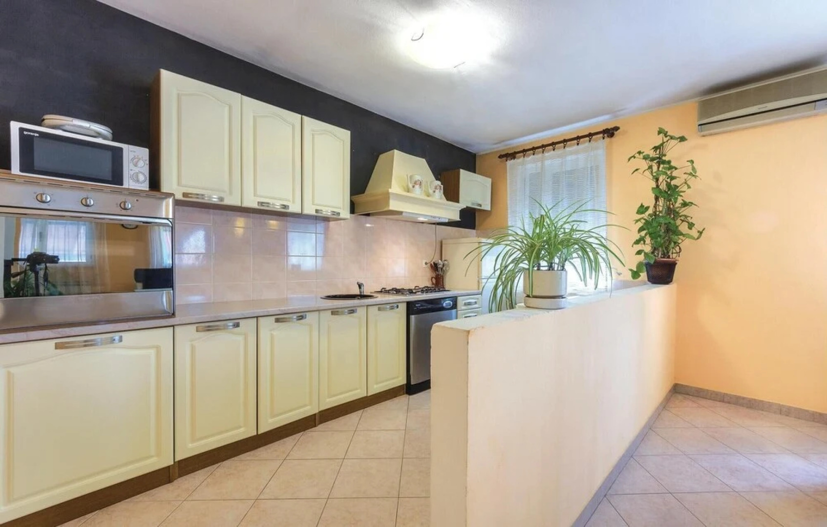 Beautiful Home in Sisan With Wifi and 5 Bedrooms