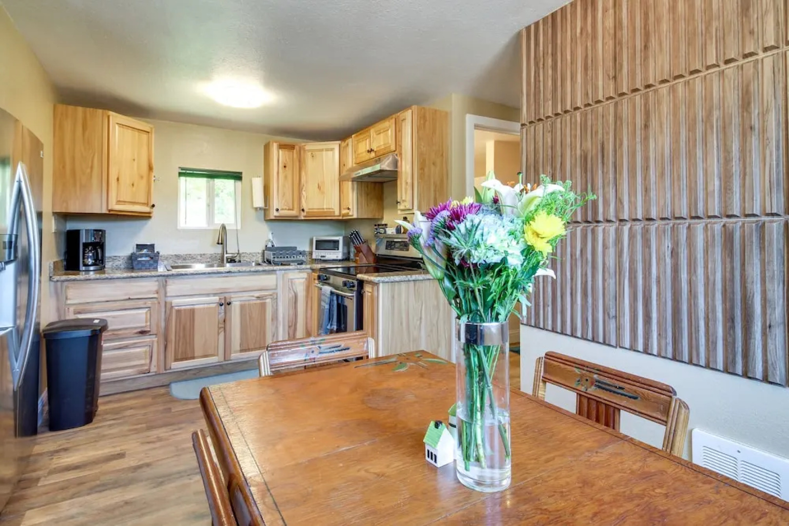 On-site Creek & Fishing: Cozy Coos Bay Retreat!