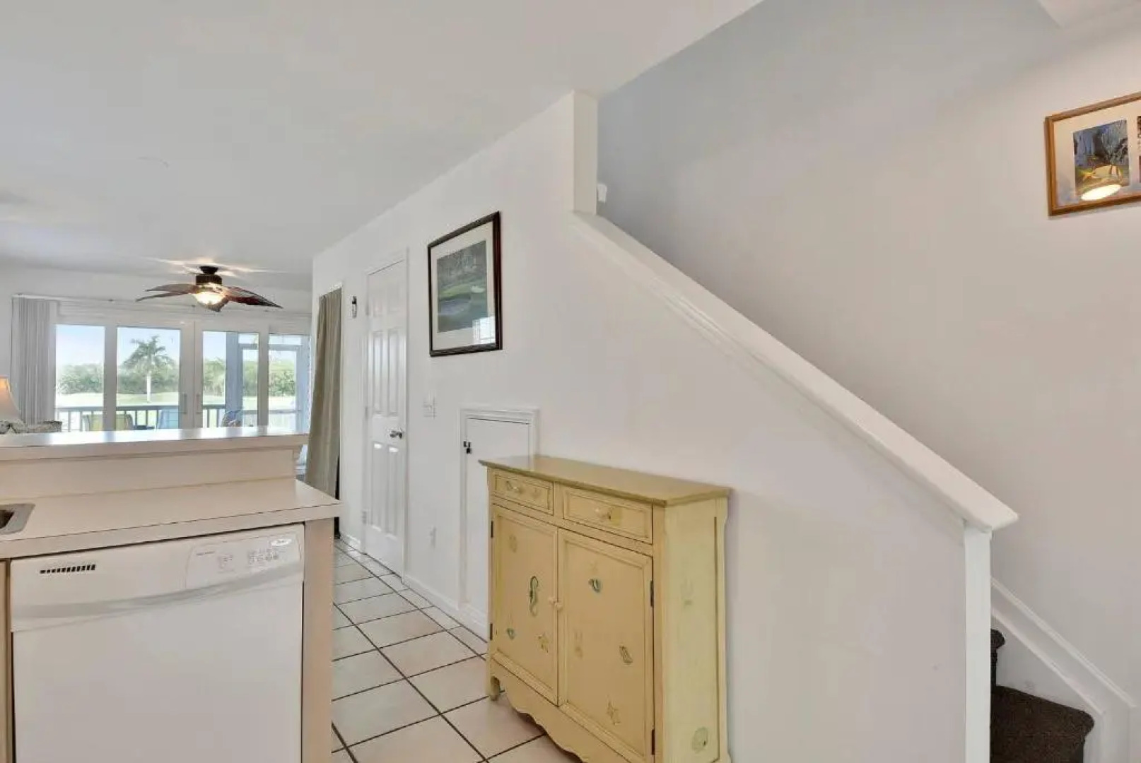 Coral Breeze by Avantstay Close to Beach w/ Balcony & Shared Pool! Month Long Stays Only