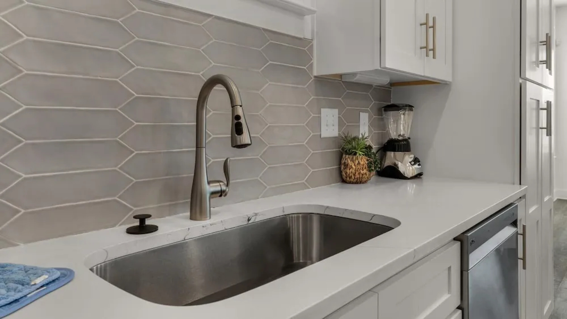 6-seater Golf Cart, Sleeps 16, Close to the Beach!