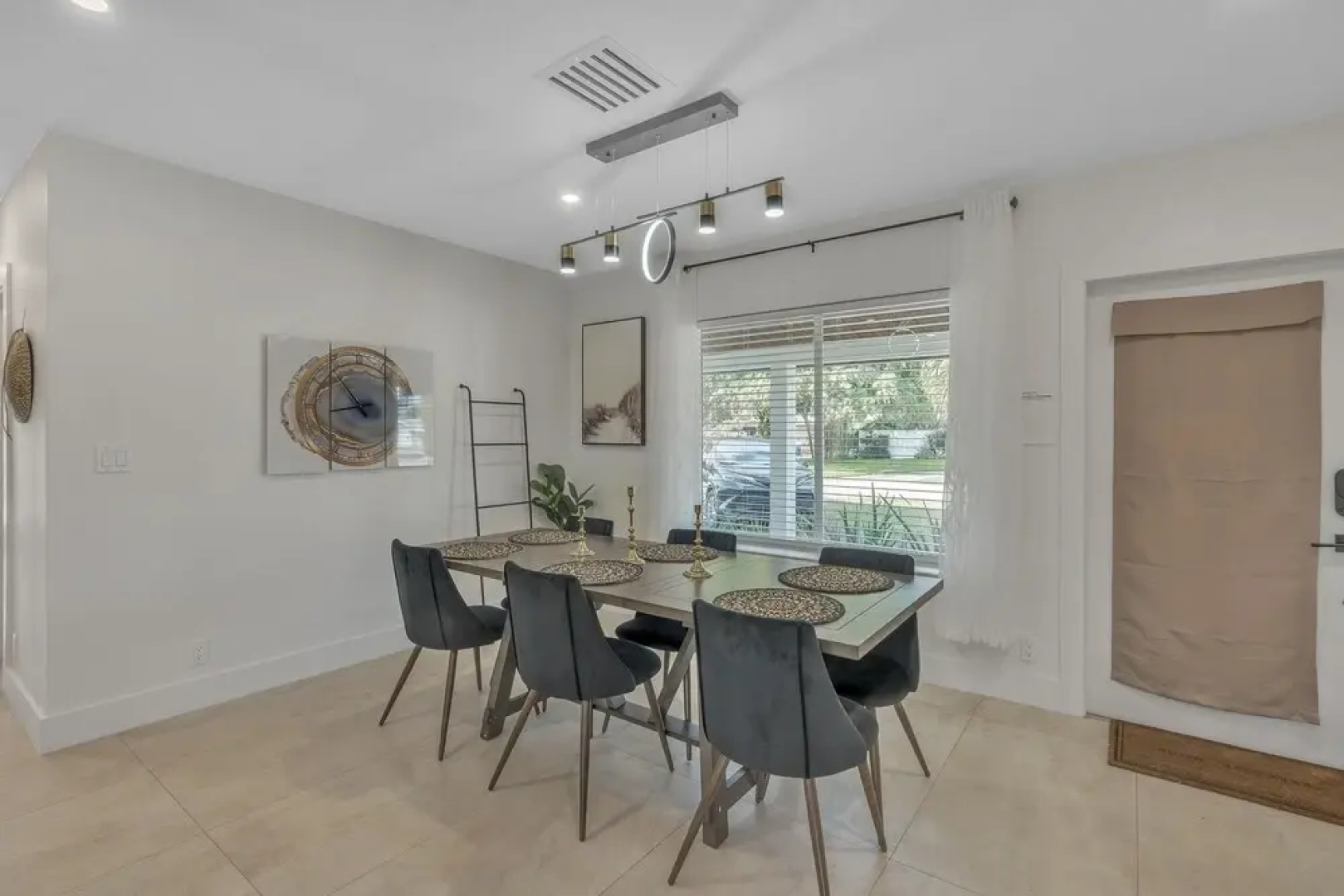 Casa Cervo - Stunning Home In Great Location, Walkable To Restaurants, Shopping, And The Beach! 4 Bedroom Home by Redawning