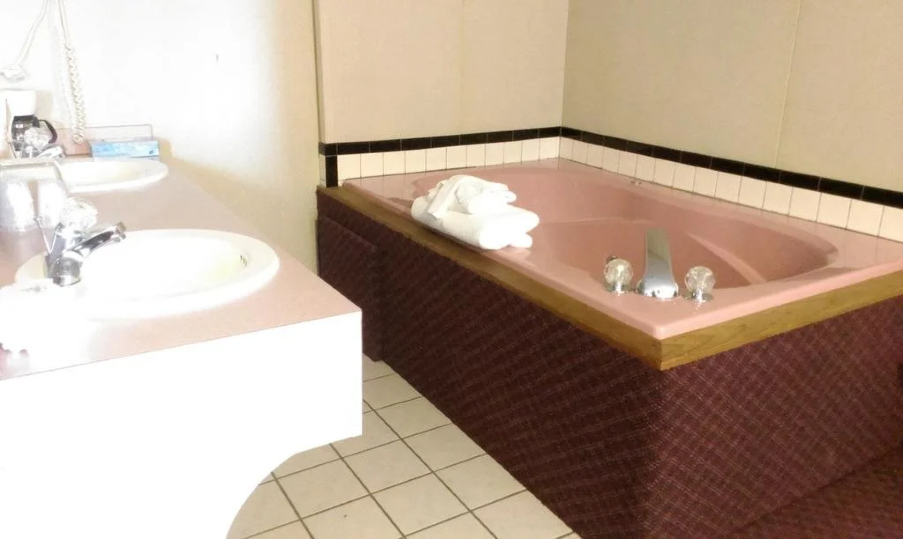 Candlewick Inn And Suites