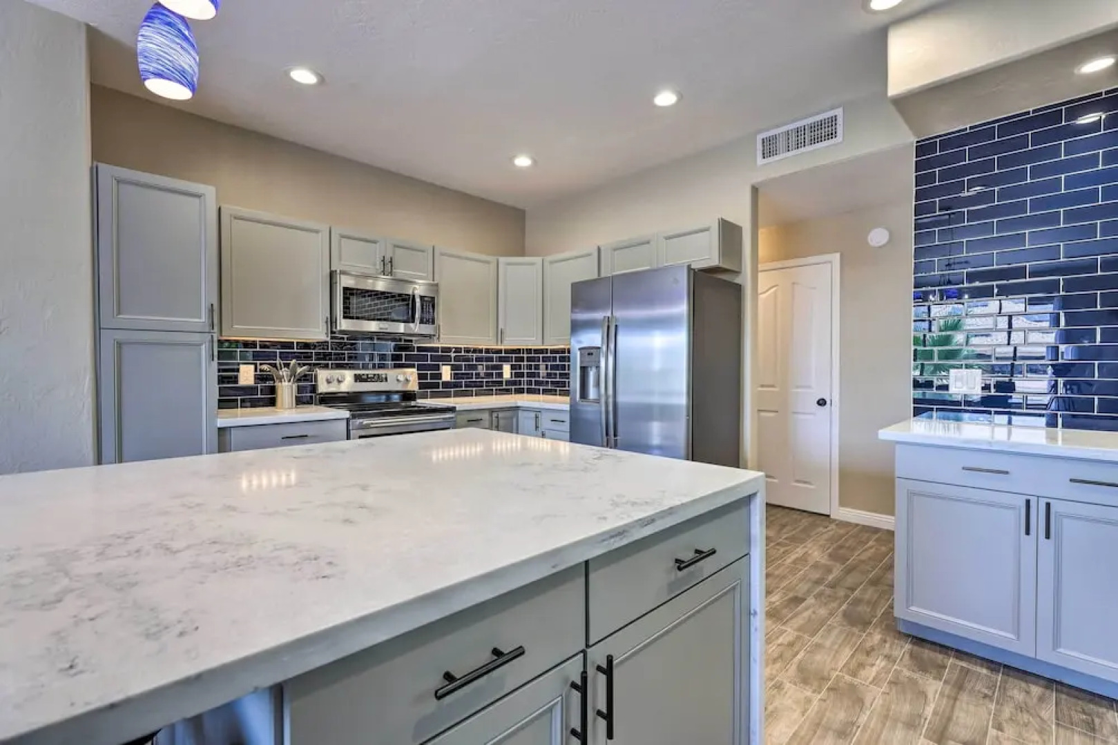 Beautiful Lakefront Peoria Home w/ Community Pool