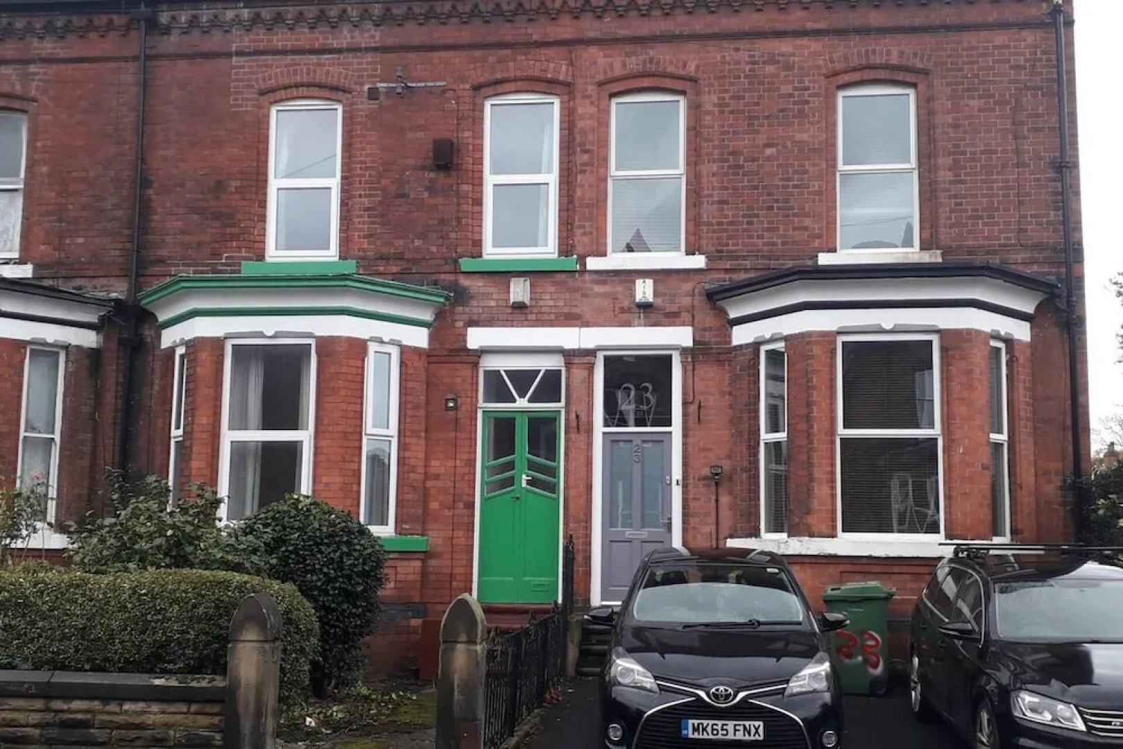 Grand 4-bed Quasi Semi House in Manchester