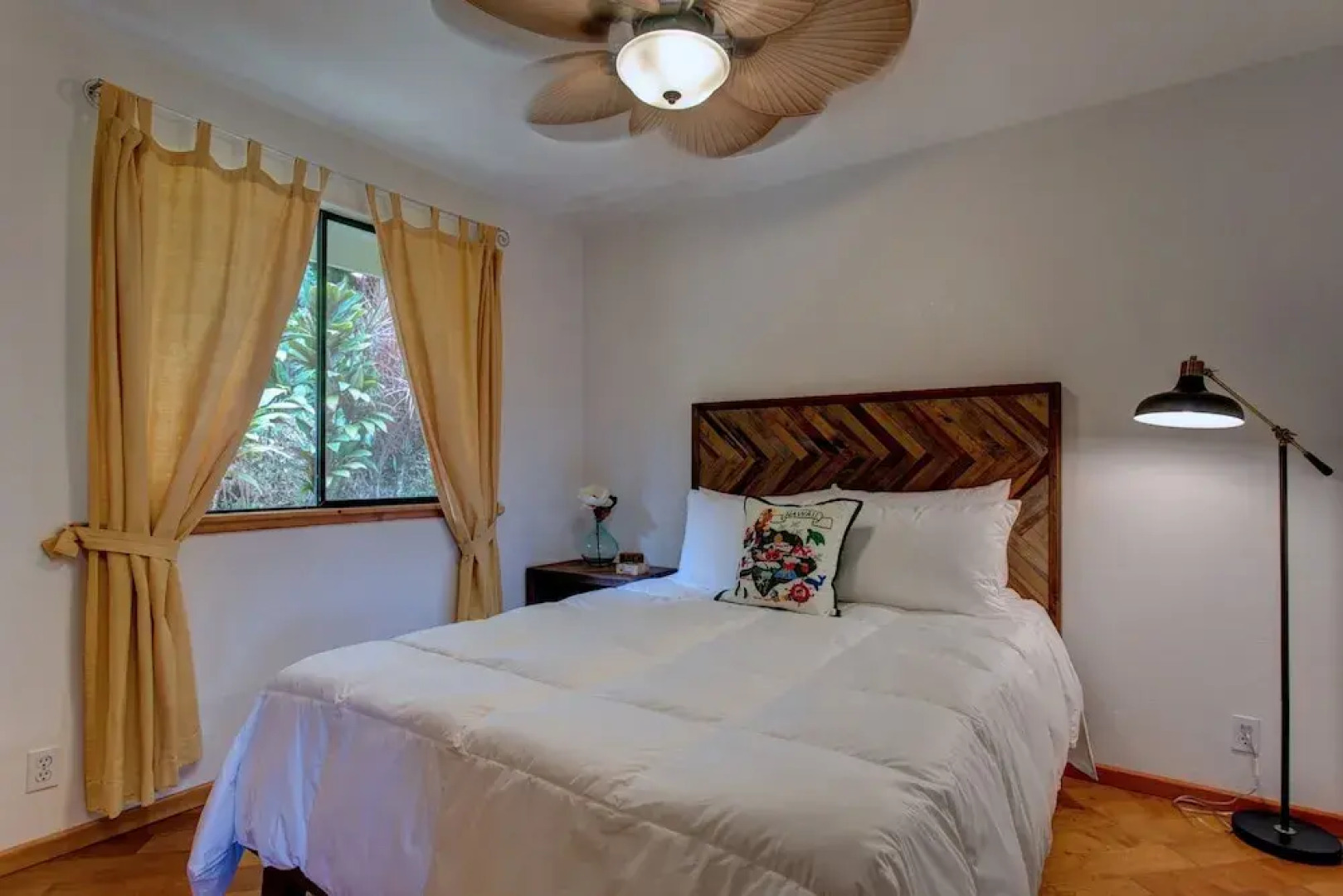 Hamakua Pukana La Hale 3 Bedroom Home by RedAwning