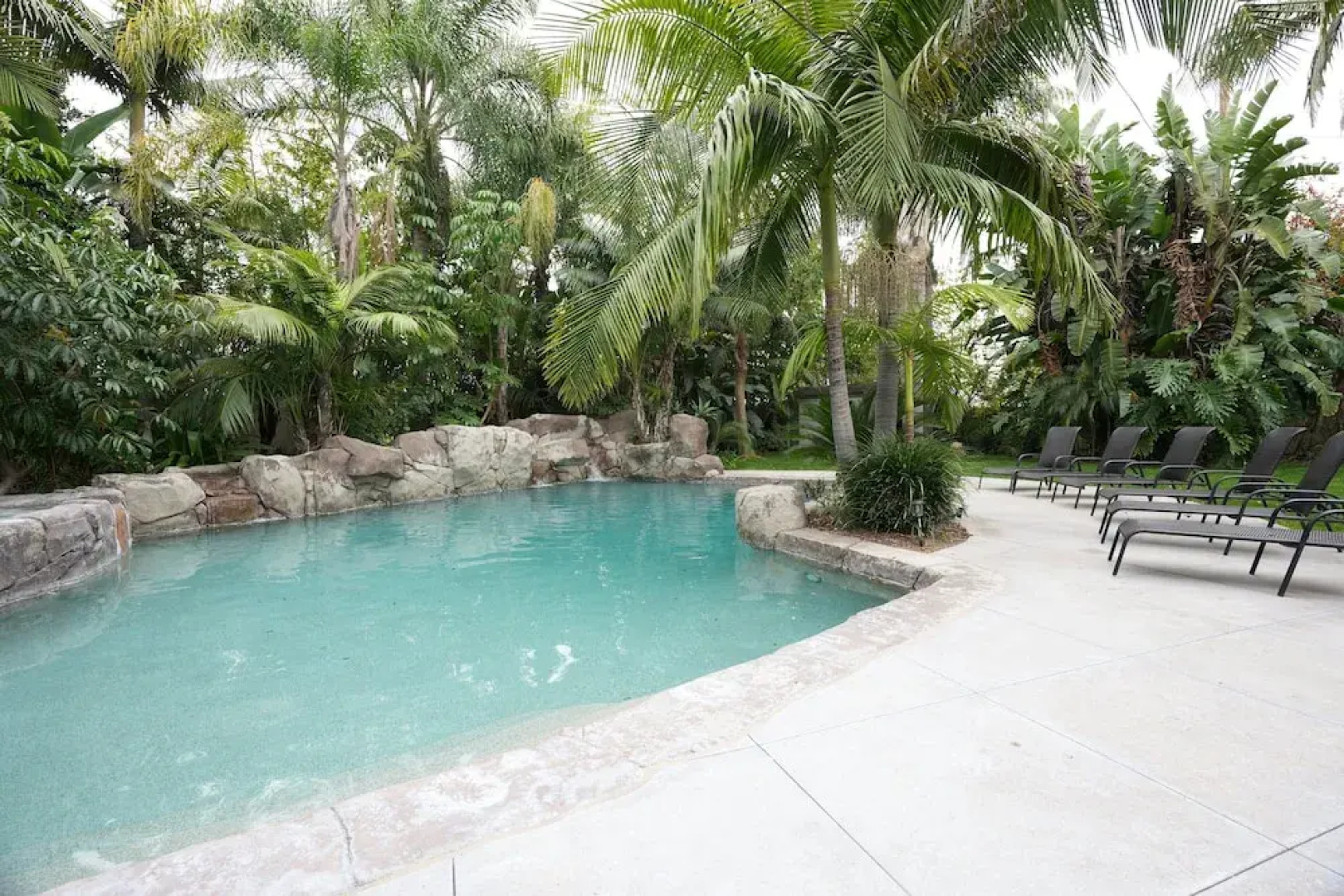 Incredible Estate 5 Bedrooms 3 Bathroom W/resort Style Rock Pool & Jacuzzi