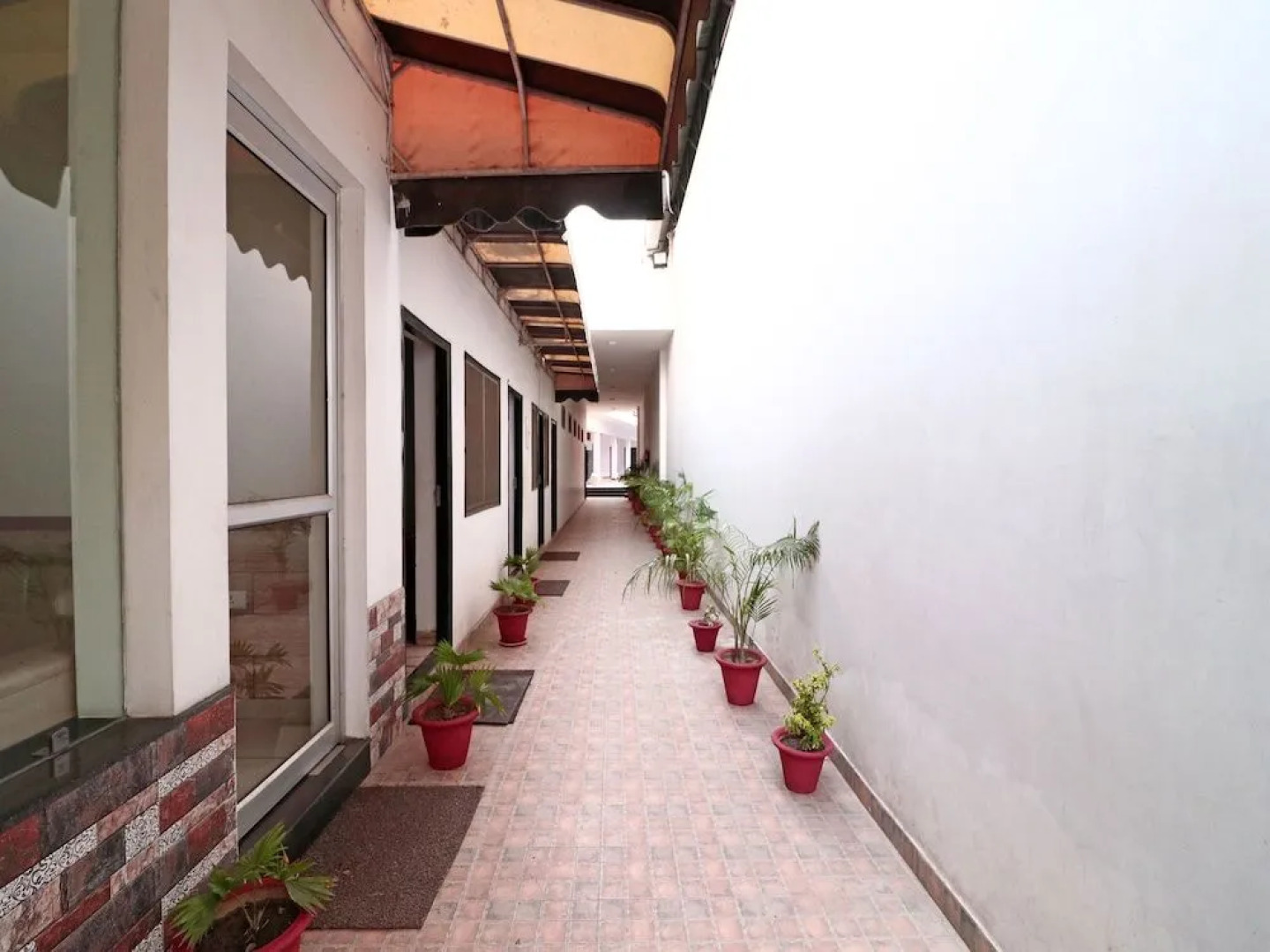 OYO 16080 The Royal Orchid