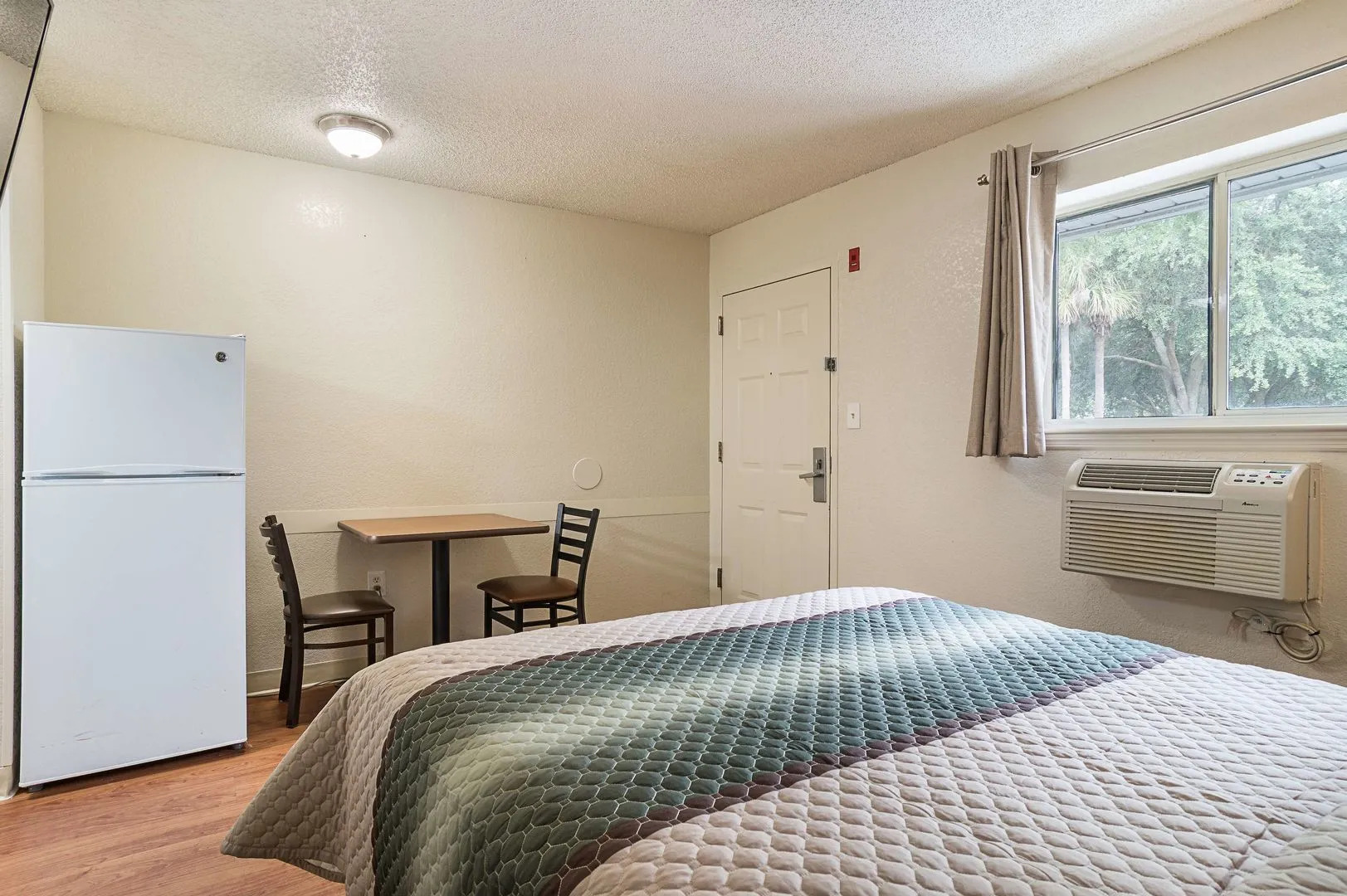 HomeTowne Studios by Red Roof Orlando - Casselberry