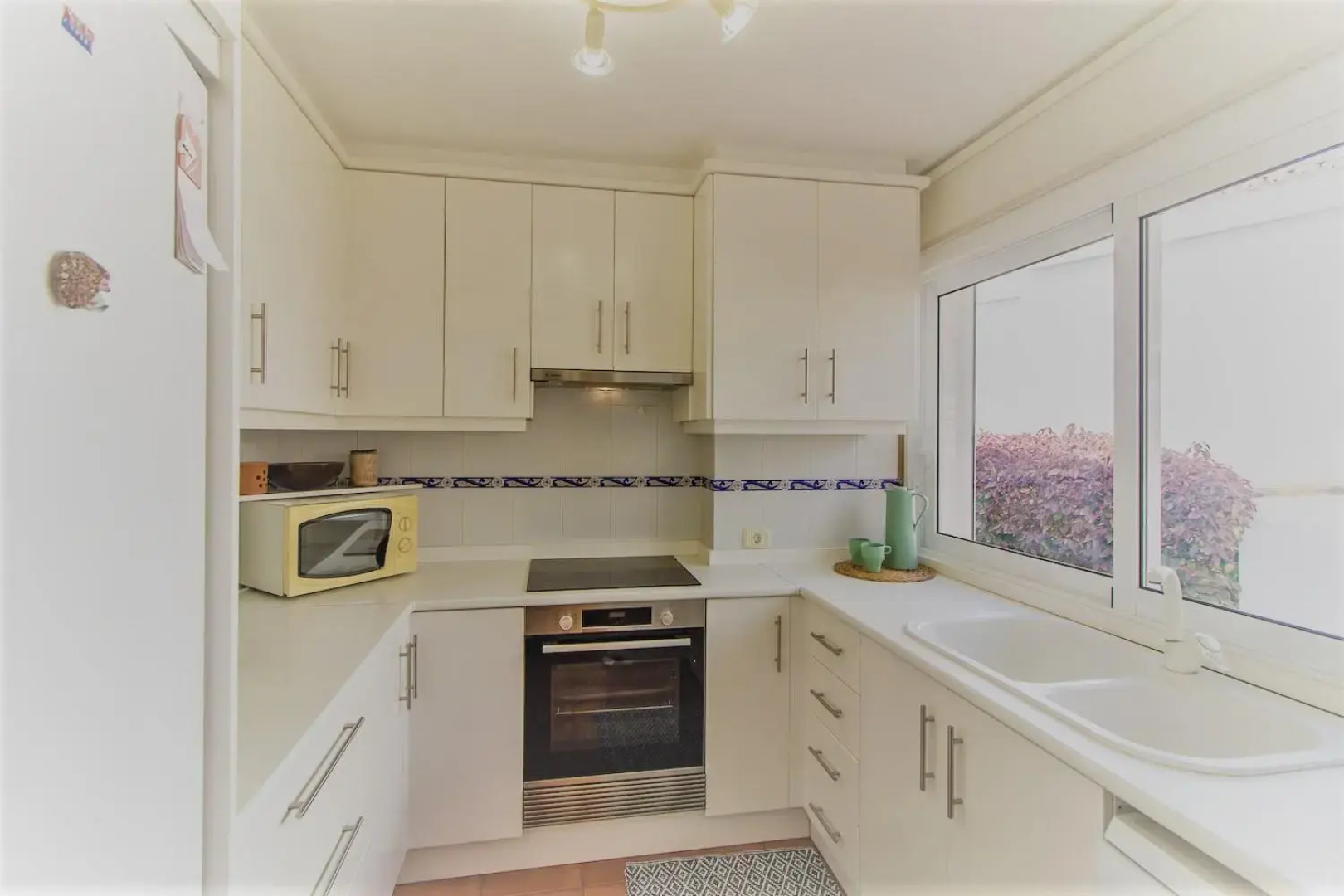 Villa in protected space in front of the sea