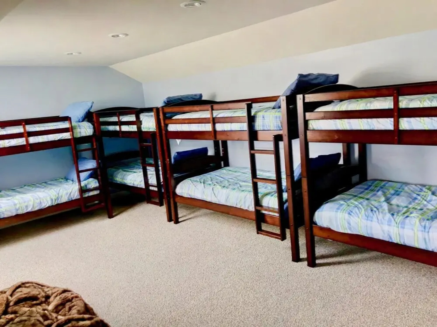 O7 Slopeside Bretton Woods Resort cottage with upscale stylings cozy decor tons of space