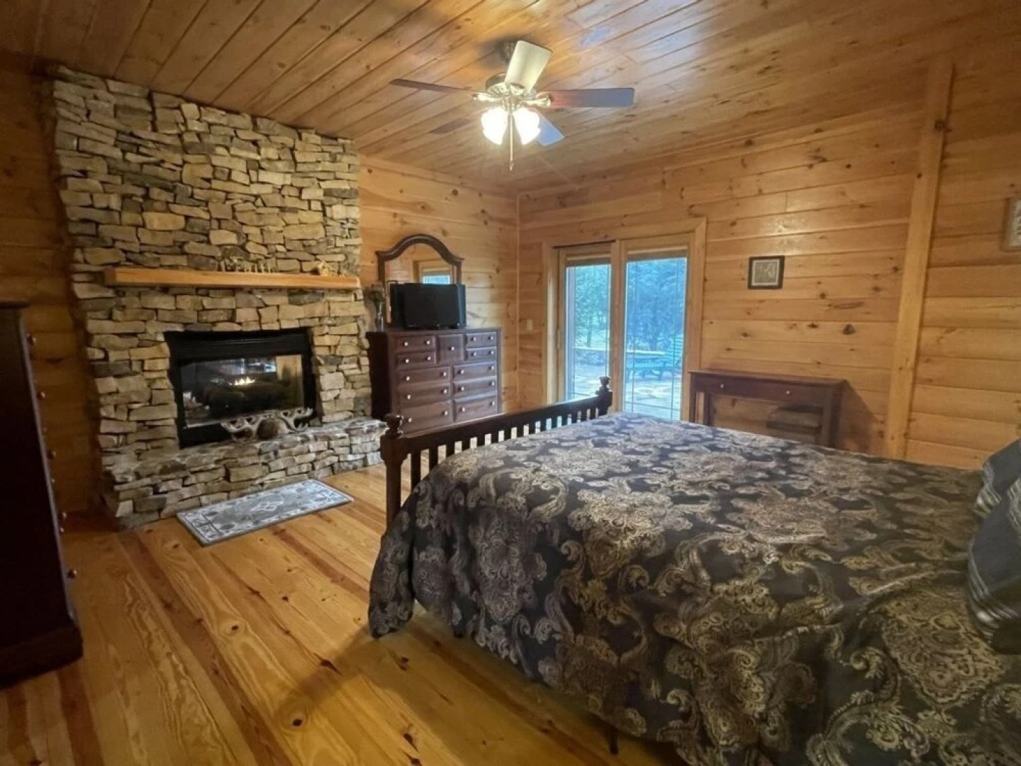 Deluxe log cabin! Pet and motorcycle friendly - enjoy nature with family and friends! 3 Bedroom Cabin by RedAwning