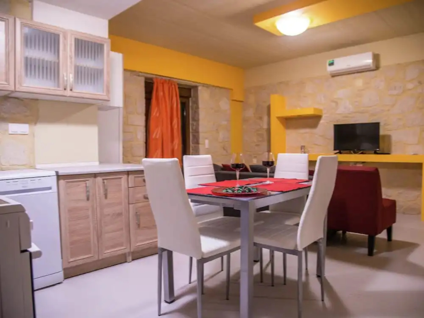 Beautiful new Stone Villa, Large Private Pool, Privacy, View of bay Bali, NW