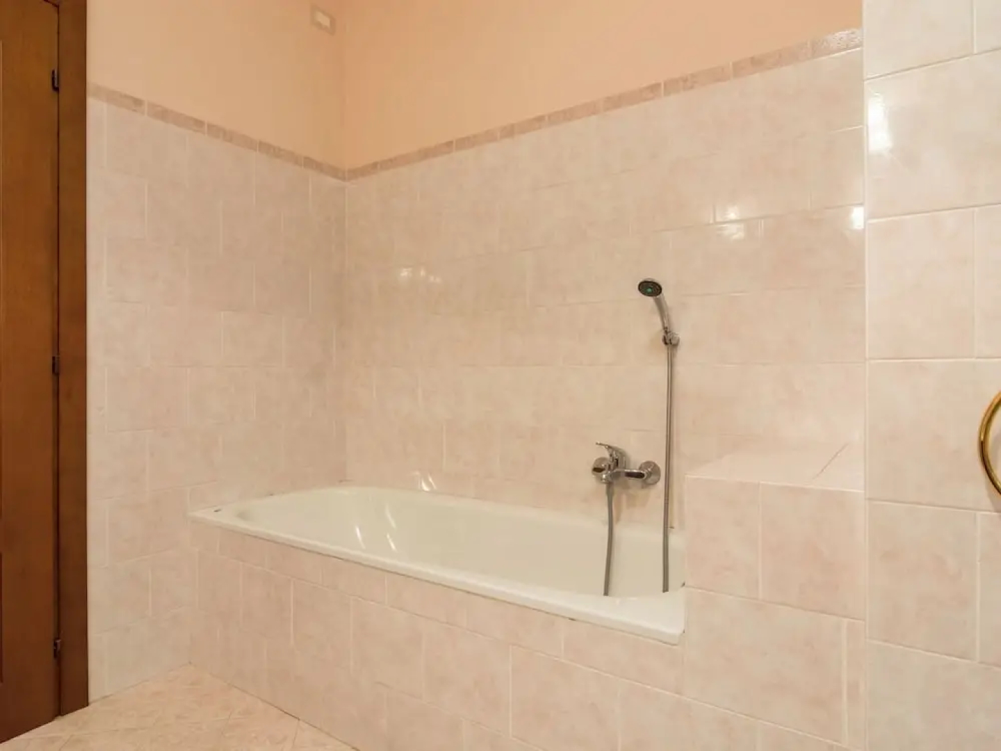 Villa in Lonnano With Pool