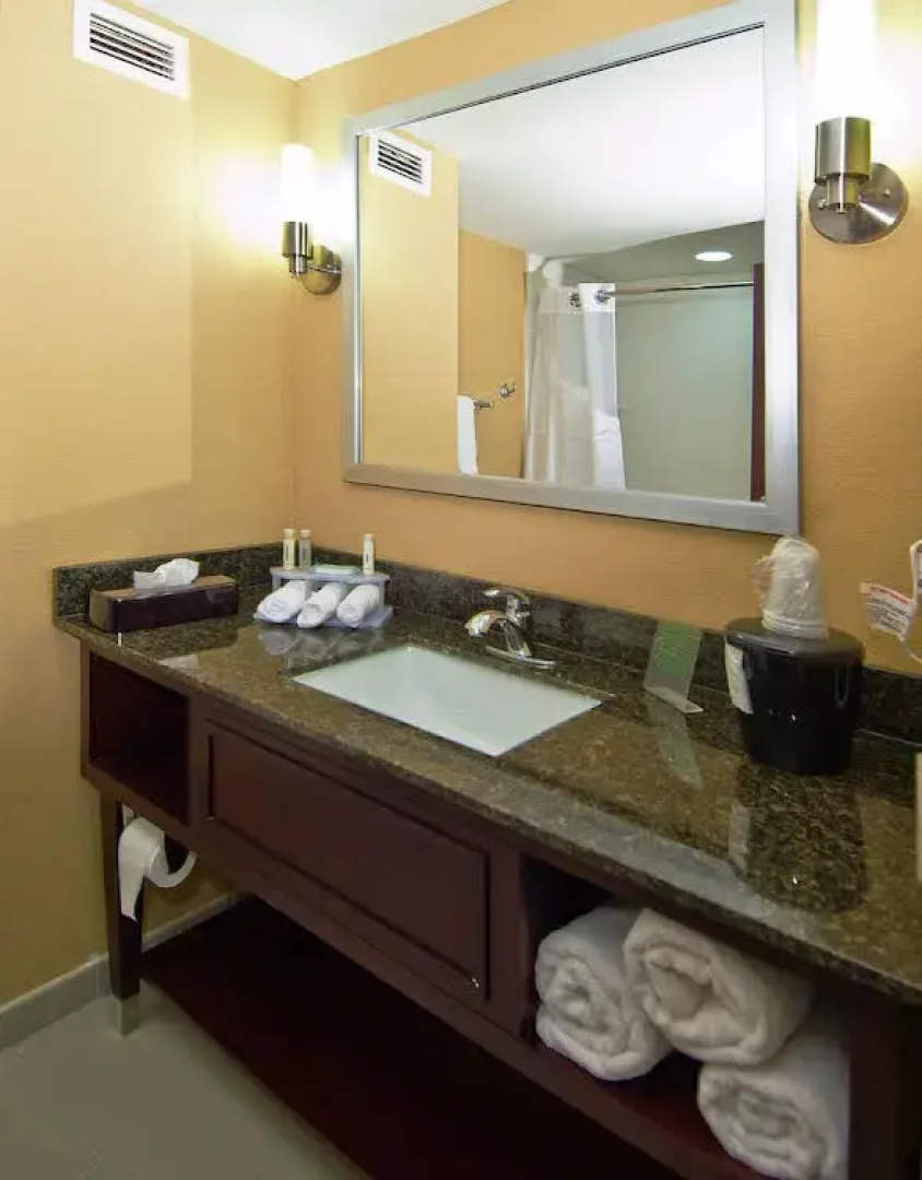 Holiday Inn Express: Pearl