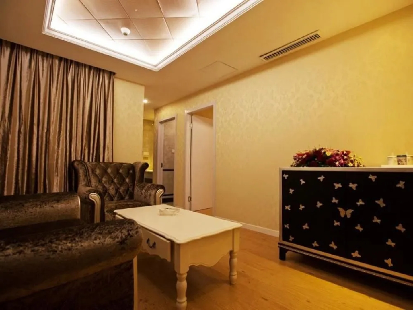 Jiaxing Donghong Noble Business Hotel