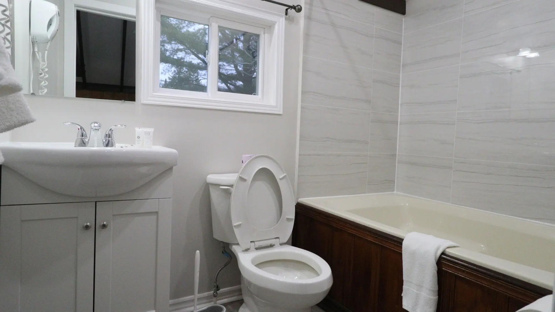 Algonquin Lakeside Inn