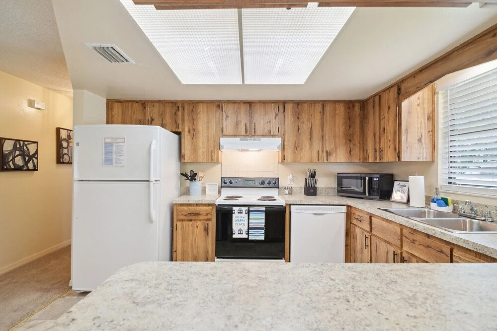 Sunny Retreat - Spacious Yard, Firepit, & Grill 3 Bedroom Home by Redawning