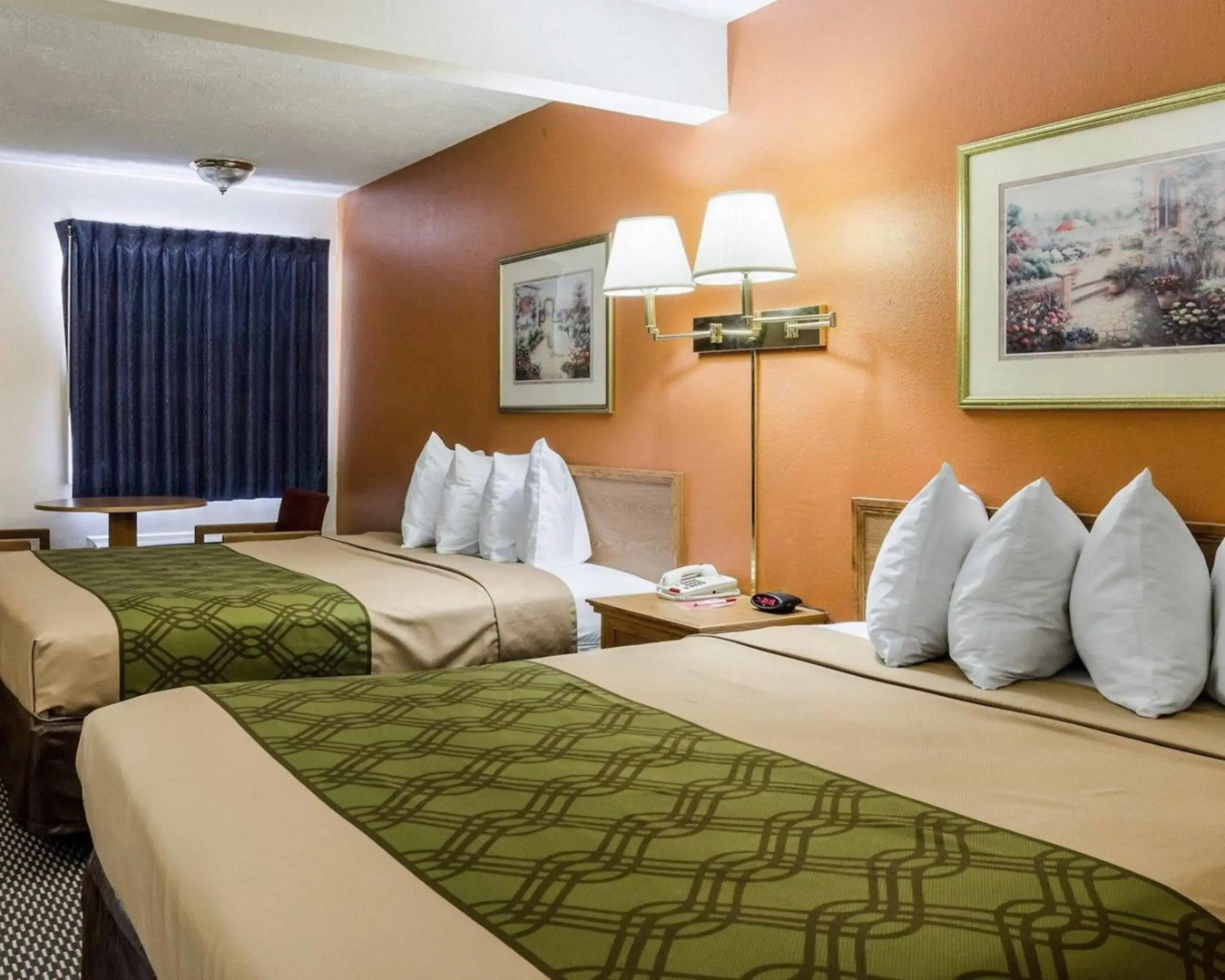 Econo Lodge University