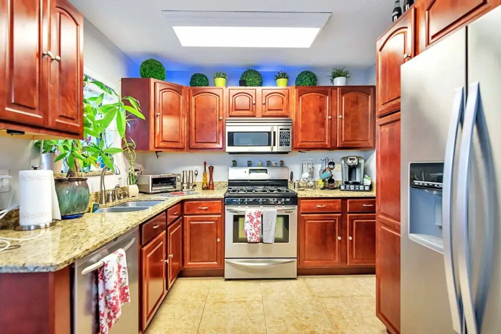 Urban Oasis W/hot Tub, Heated Pool And Private Movie Theater 2 Bedroom Home by RedAwning