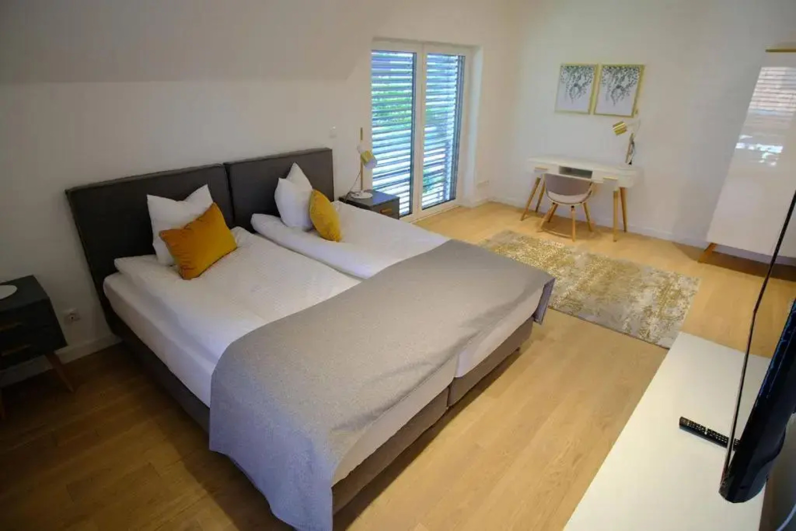 Max White Apartments