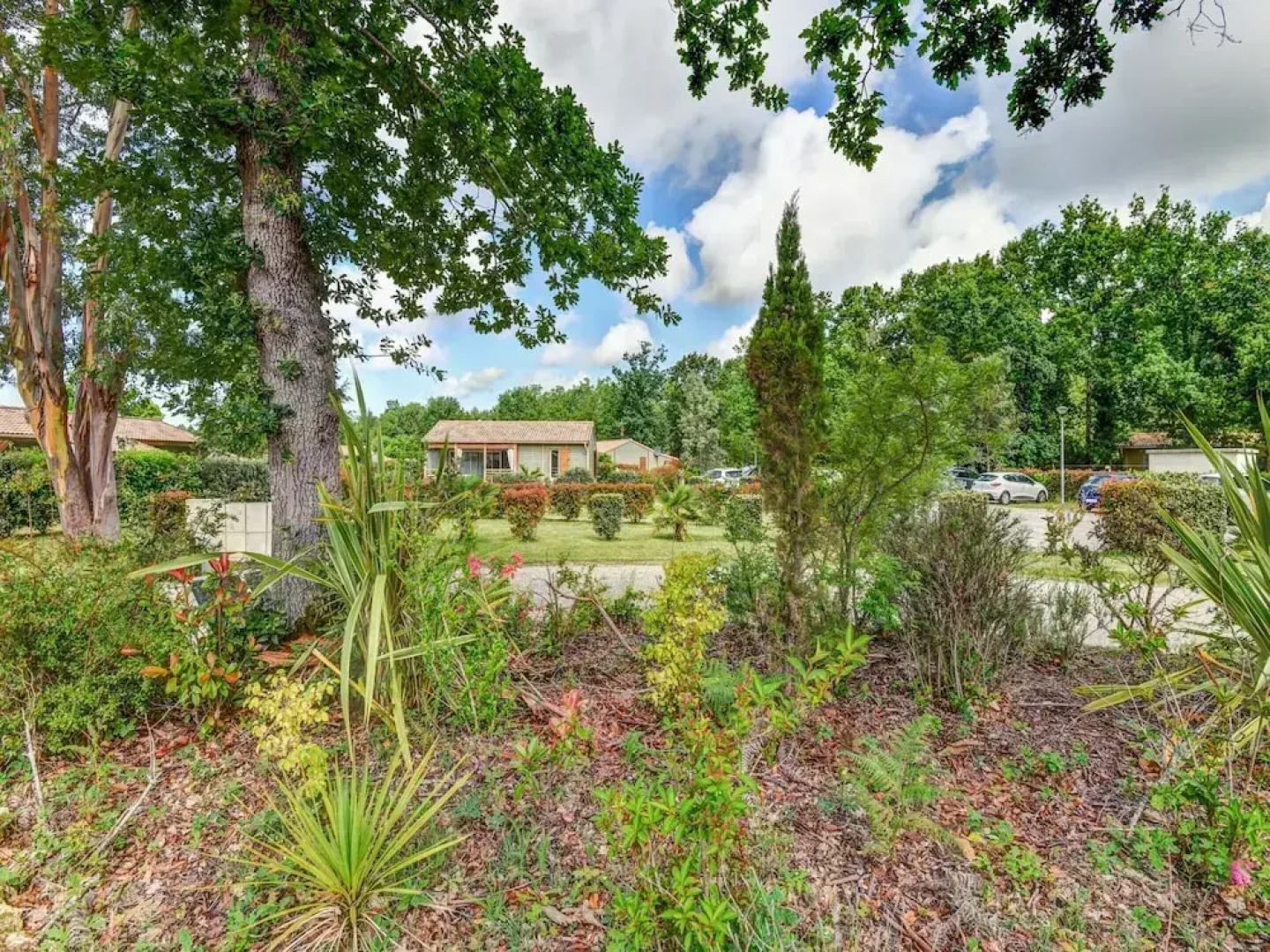 Secluded Chalet in Hourtin With Swimming Pool