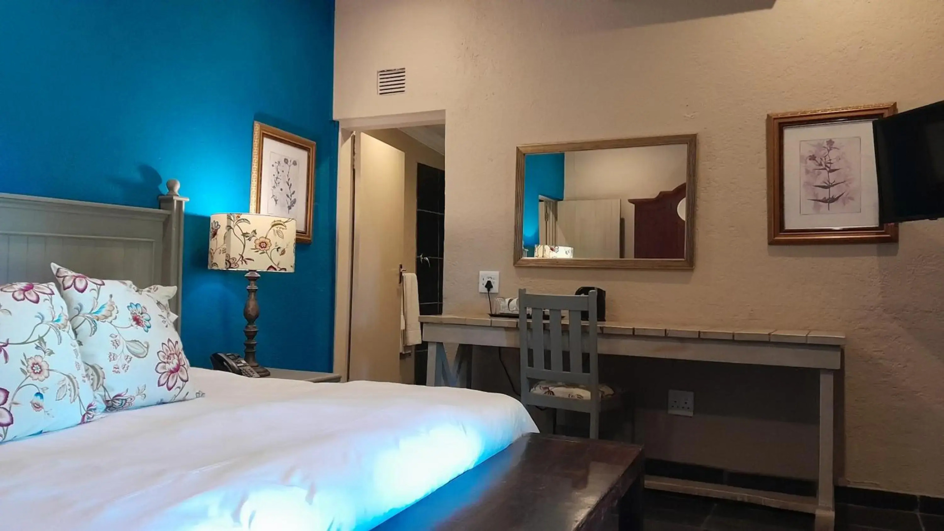 Shangri-La Country Hotel