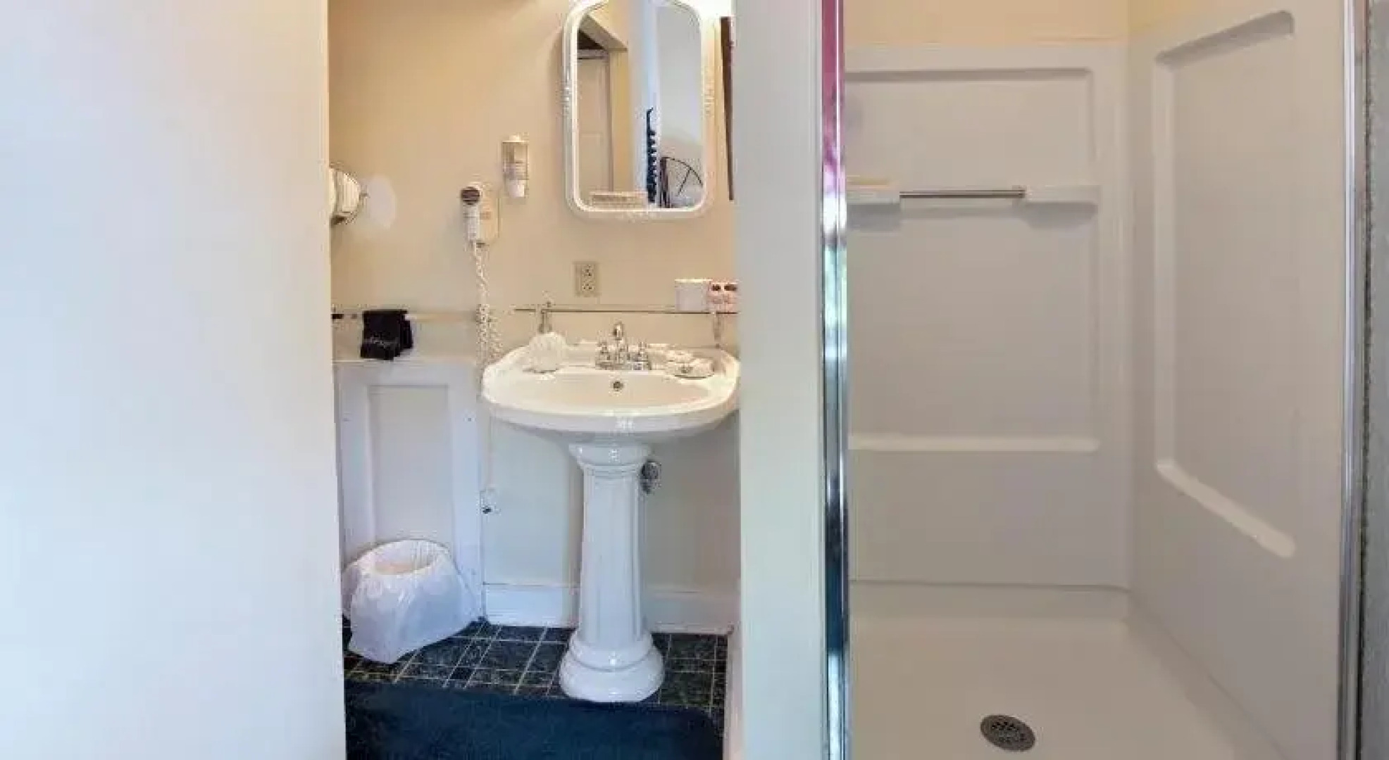 The Artist's Inn and Gallery